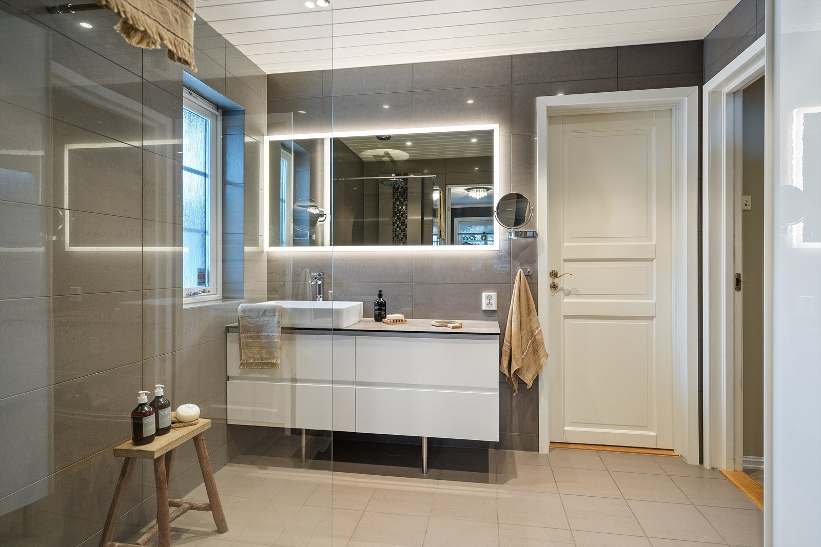 Inngang til vaskerommet fra badet Galleribilde