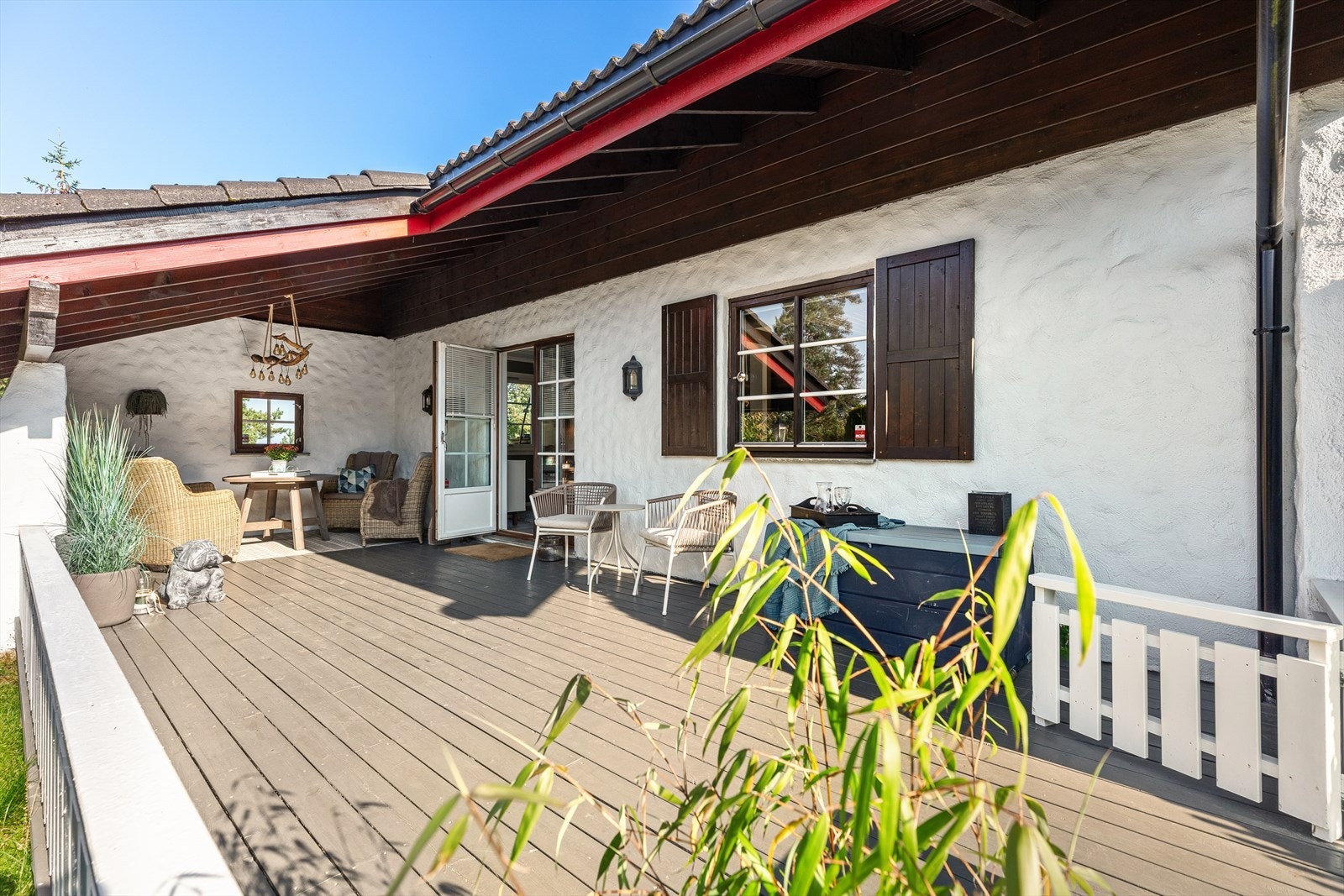 Meget gode solforhold med flere uteplasser rundt huset Galleribilde