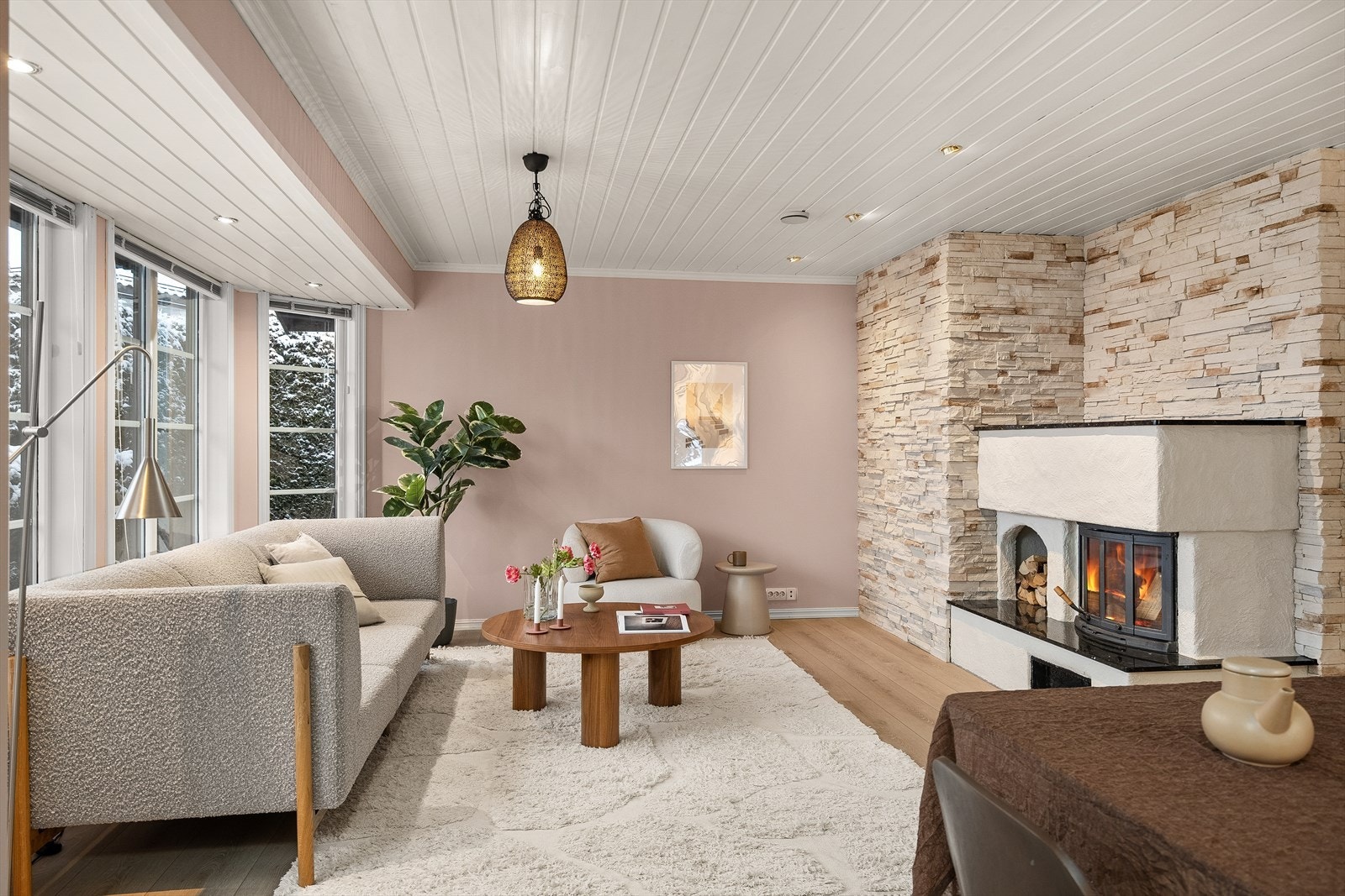 Hyggelig peis som gir en god atmosfære og varmer godt på kalde dager Galleribilde