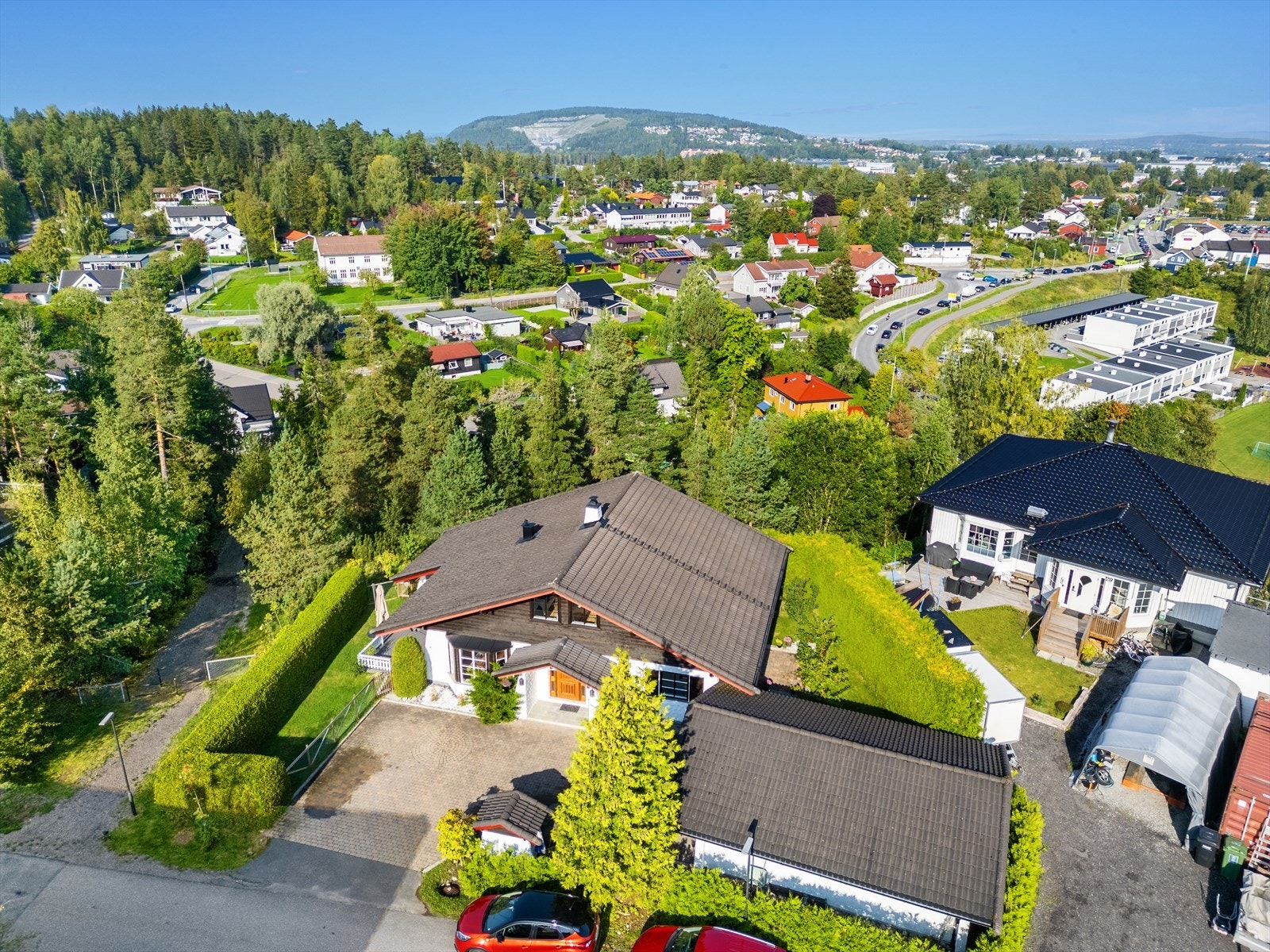 Lillestrøm sentrum bare noen få kilometer unna, med alle bymessige fasiliteter og servicetilbud Galleribilde