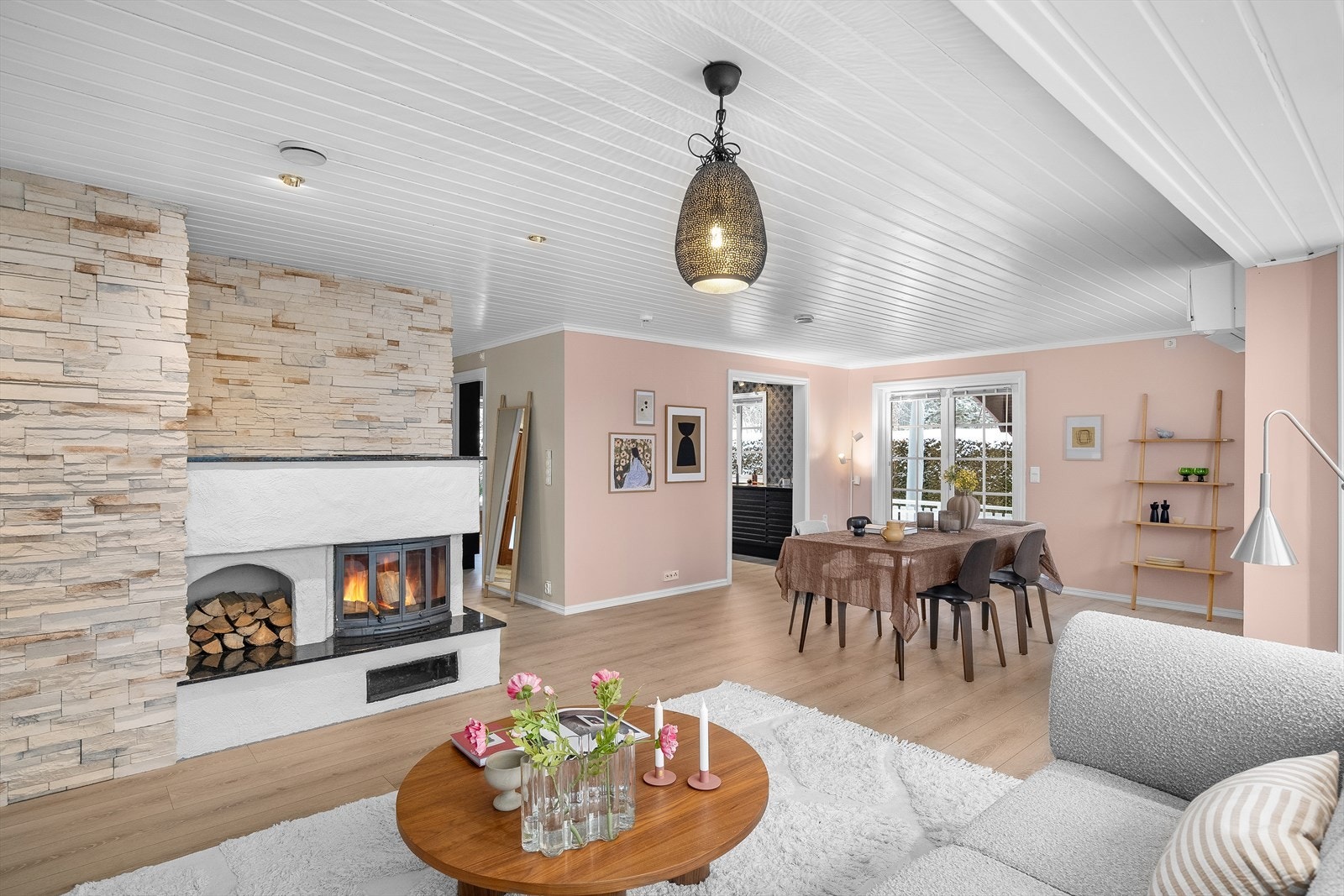 Gulvet i stuen er lagt med enstavs eikemønstret laminet og veggene er malt i duse farger Galleribilde