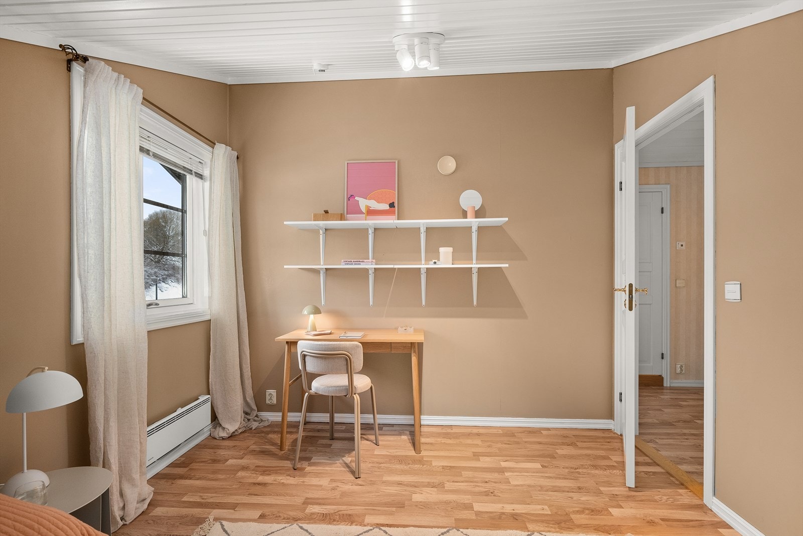 God plass til seng, garderobe, skrivepult samt ønsket møblement Galleribilde