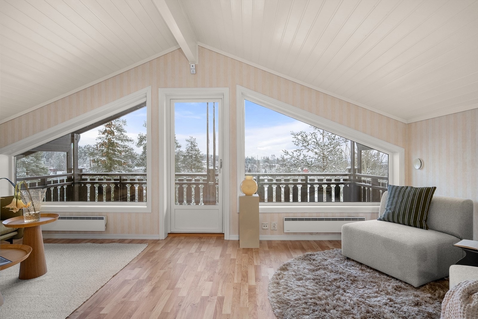 Store vindusflater som sørger for godt med naturlig lys Galleribilde