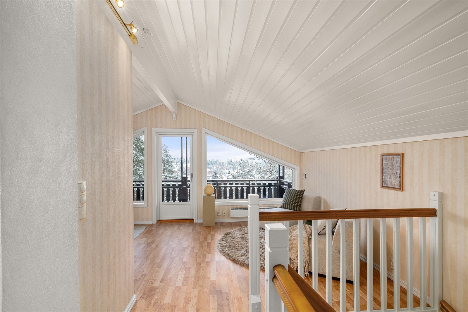 I andre etasje er det en luftig loftsstue Galleribilde