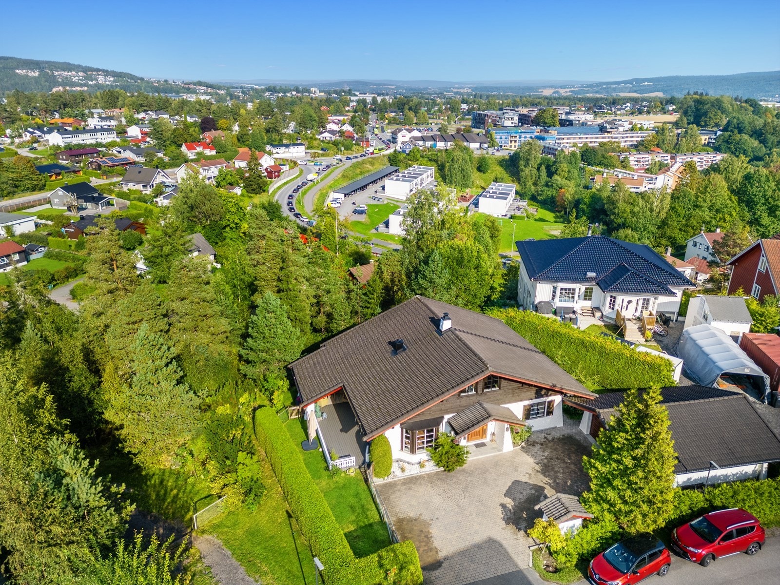 Området har nærhet til skoler, barnehager og offentlig kommunikasjon Galleribilde