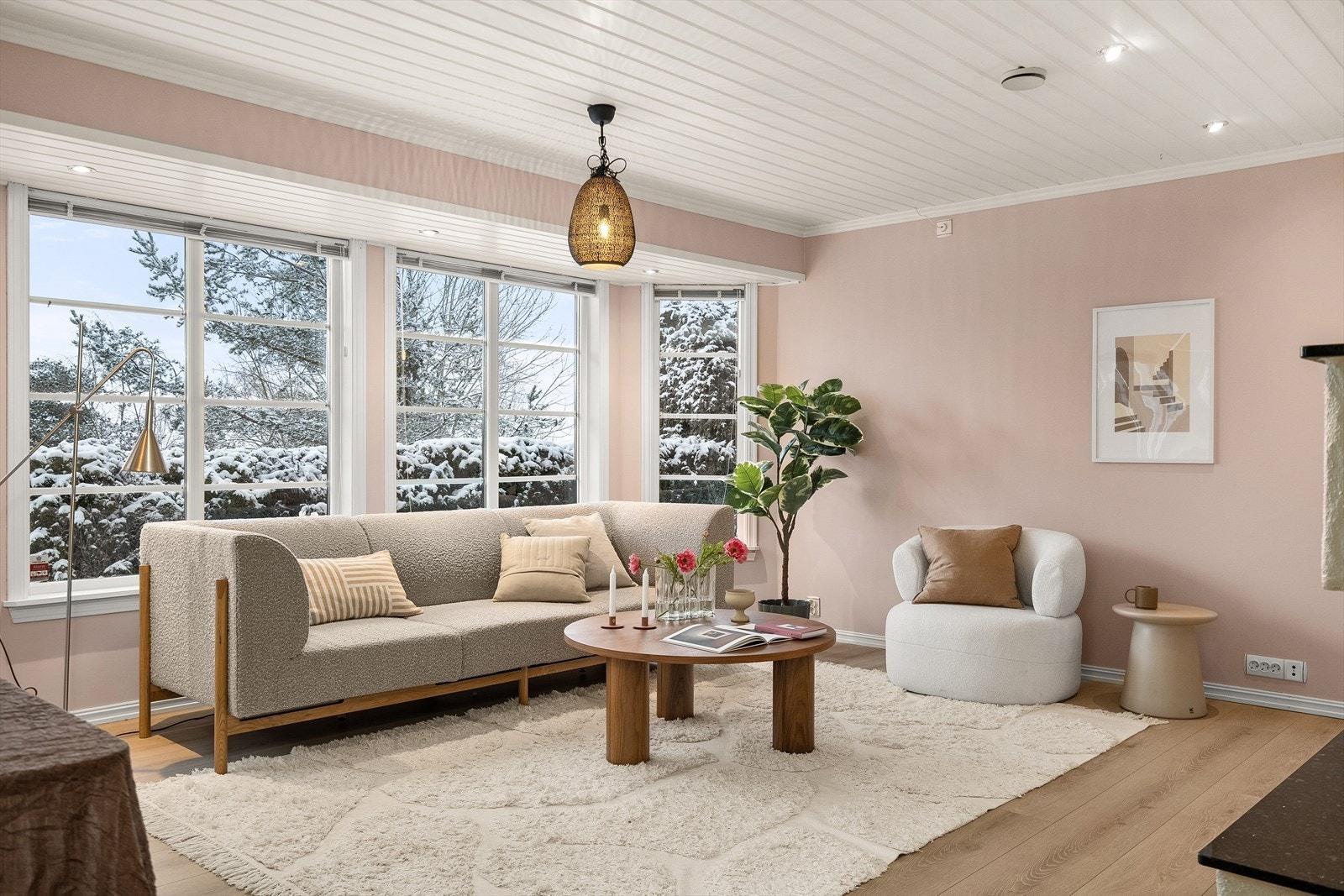 Store vindusflater sørger for rikelig med naturlig lysinnslipp Galleribilde