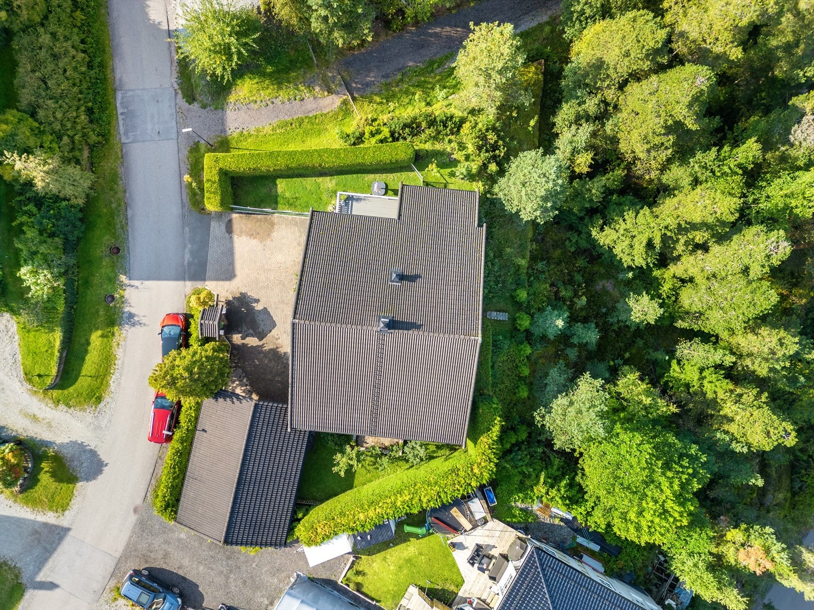Uteområde med plen, terrasse og beplantning Galleribilde