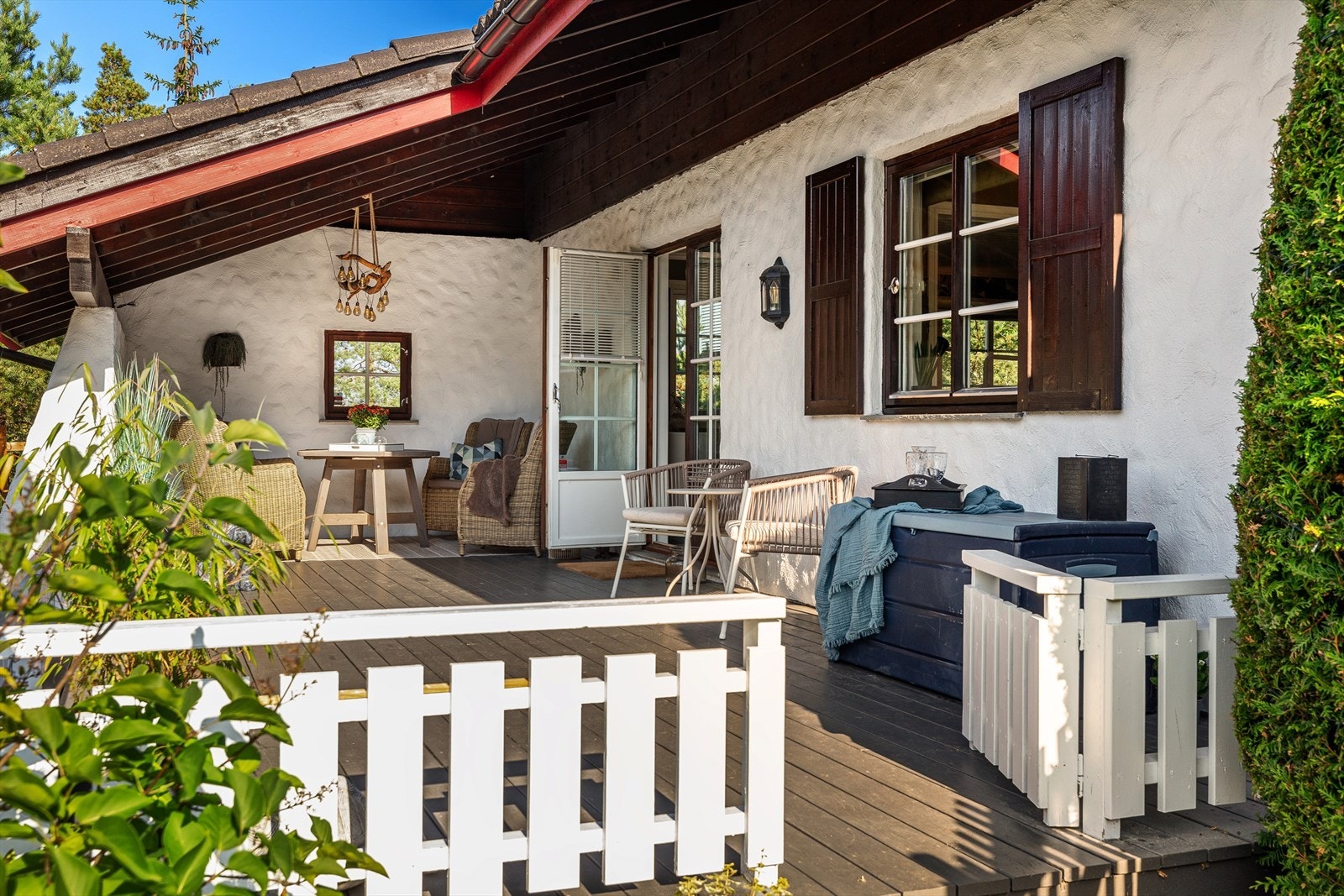 En tofløyet glassdør fører ut til en stor og solrik terrasse på ca. 29m². Galleribilde