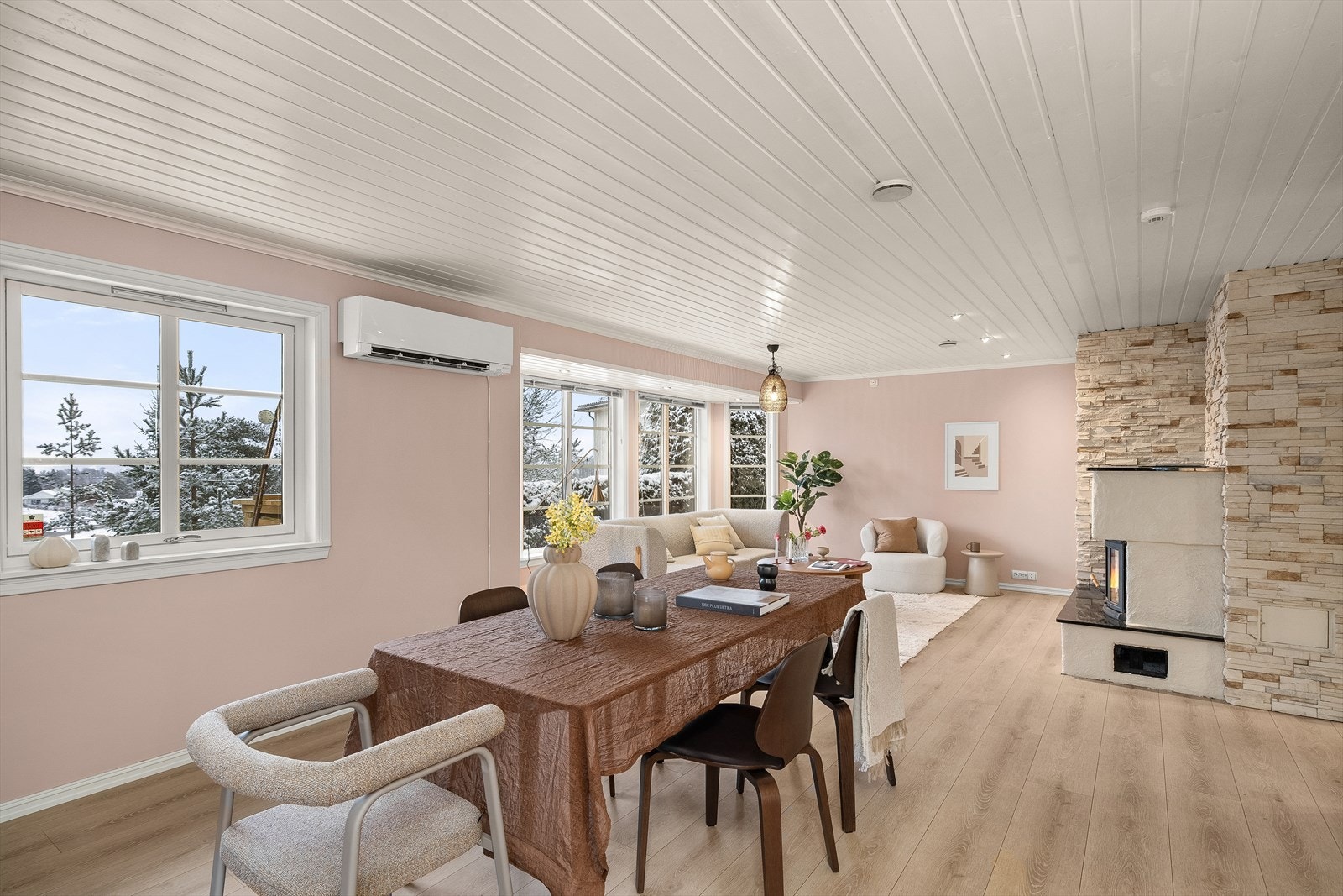 Lys stue som naturlig kan deles inn i flere soner Galleribilde