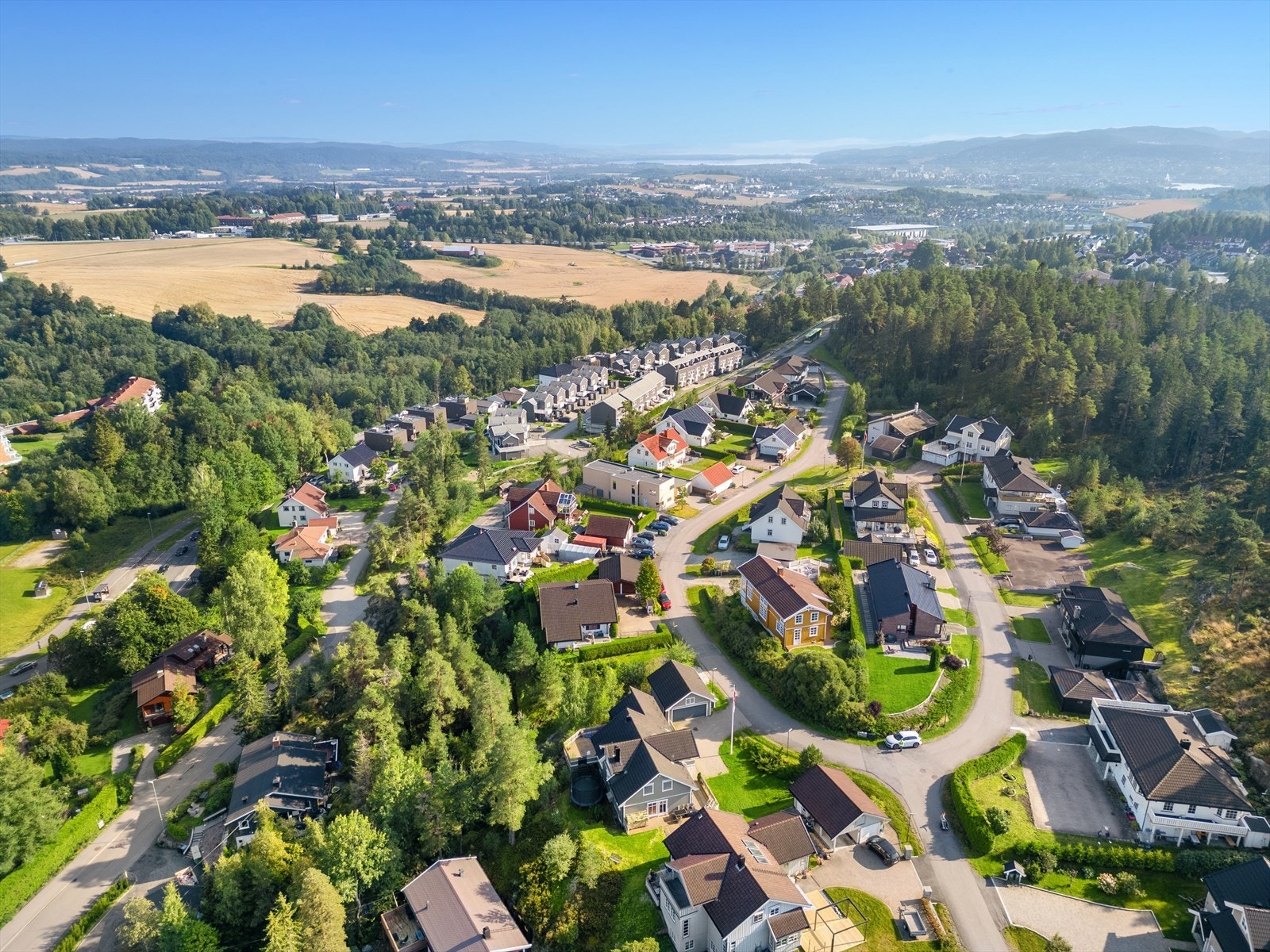 Boligen ligger landlig til i i godt etablert boligområde med småhusbebyggelse Galleribilde