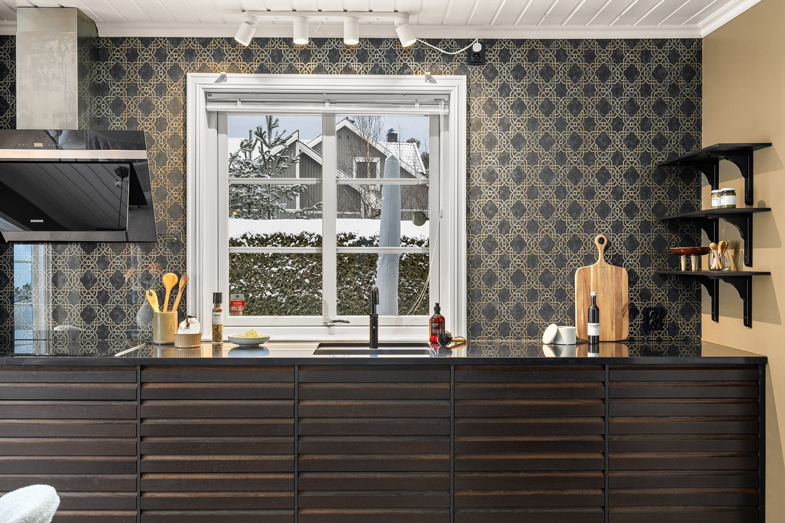 Moderne kjøkkeninnredning fra JKE design med spile fronter, nedfelt oppvaskkum og 1-greps blandebatteri fra Quooker Galleribilde