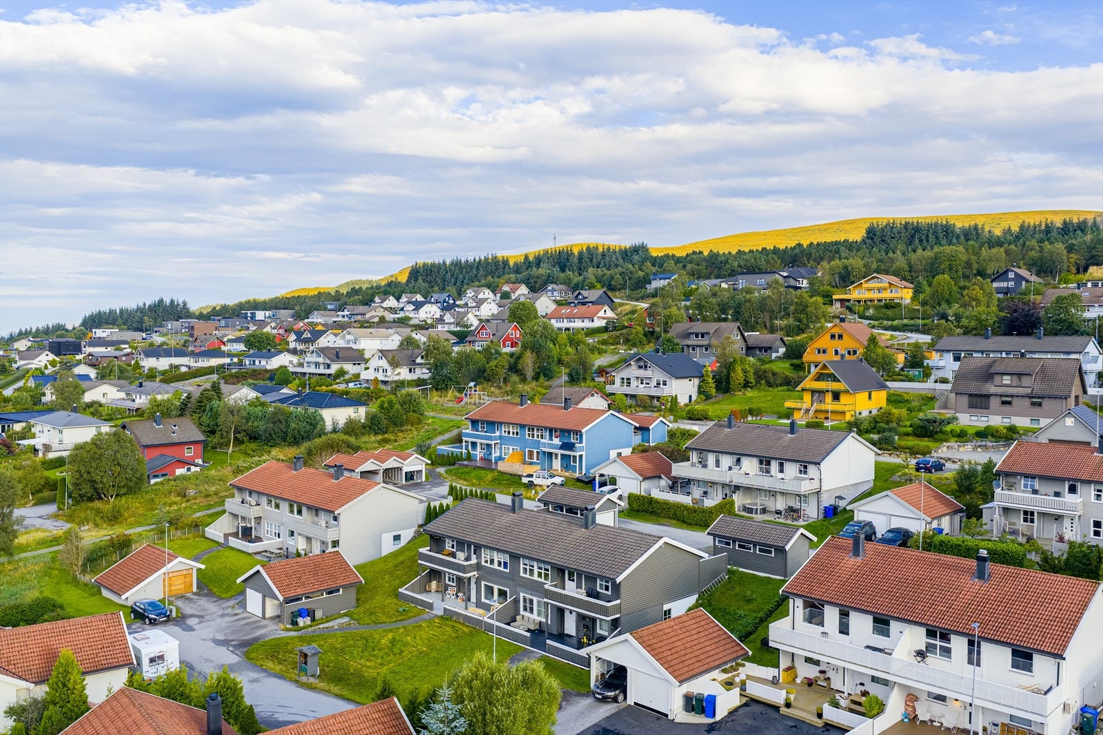 Eiendommen ligger i Varleitevegen i Ulsteinvik, med nærhet til treningssenter, turstier, barnehage, skole og idrettsanlegg, samt kort vei til sentrum med butikker og servicetilbud. Galleribilde