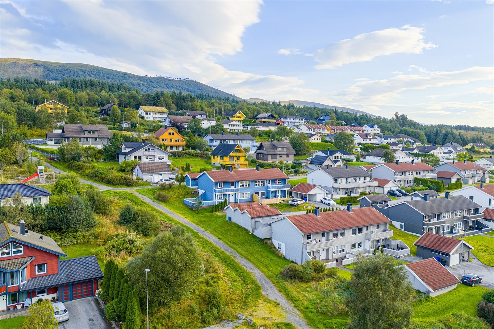 Eiendommen ligger i Varleitevegen i Ulsteinvik, med nærhet til treningssenter, turstier, barnehage, skole og idrettsanlegg, samt kort vei til sentrum med butikker og servicetilbud. Galleribilde