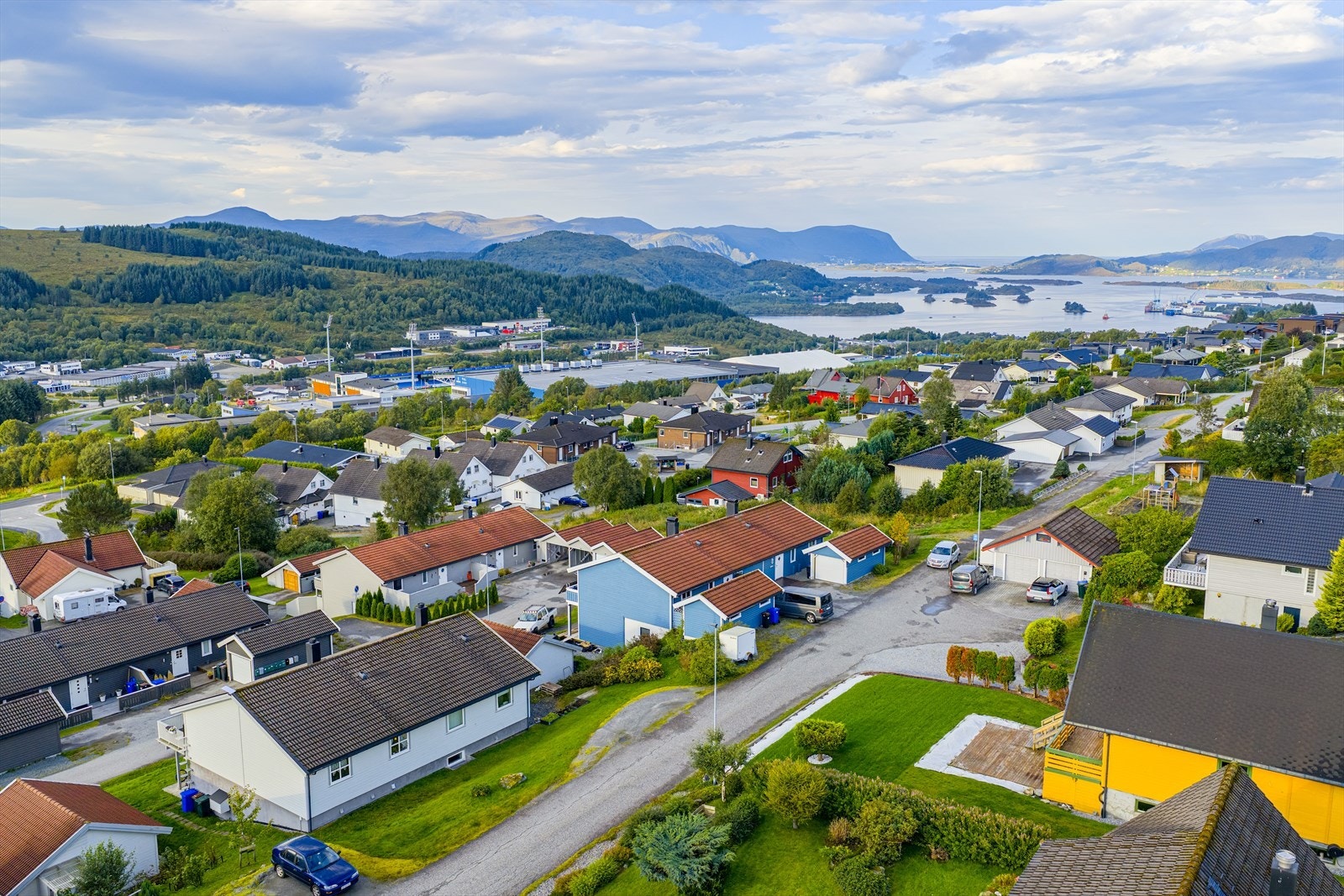 Eiendommen ligger i Varleitevegen i Ulsteinvik, med nærhet til treningssenter, turstier, barnehage, skole og idrettsanlegg, samt kort vei til sentrum med butikker og servicetilbud. Galleribilde