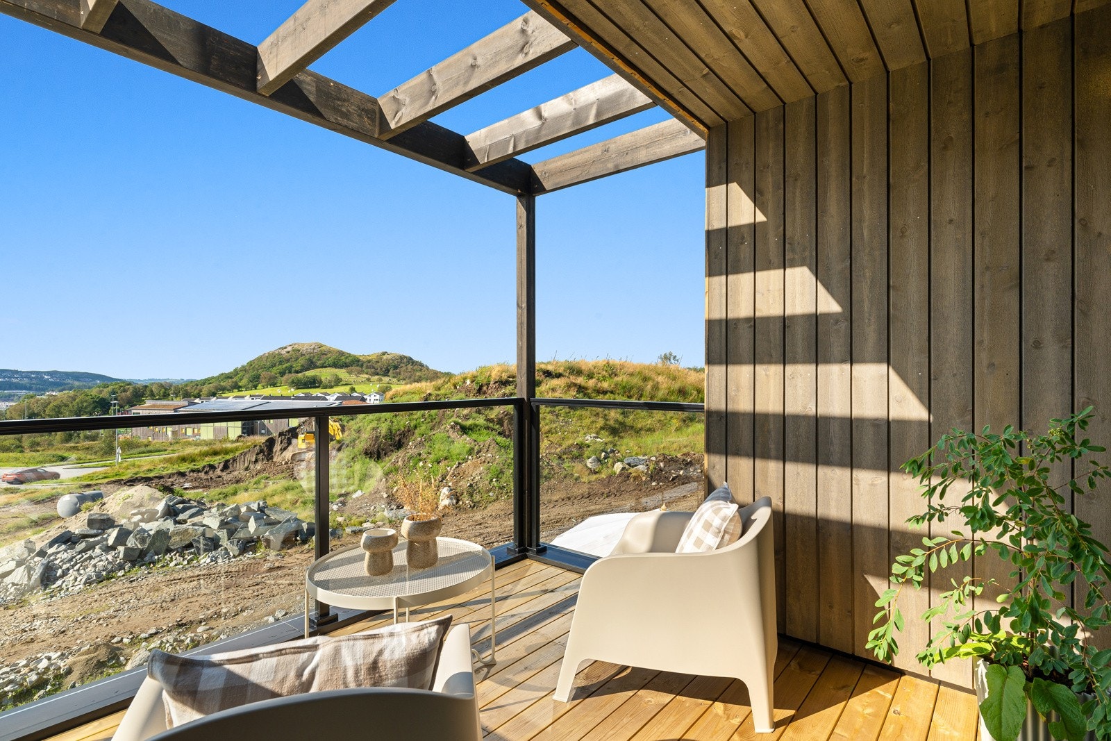 Sommerdagene tilbringes også på en herlig takterrasse utenfor stuen. Terrassen måler ca. 7 kvm, og glassflater langs rekkverket ivaretar en nydelig utsikt over nærområdet. Galleribilde