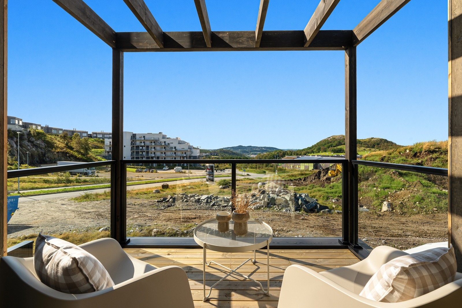 Solforholdene er svært gode gjennom hele dagen, der morgensolen nytes ved inngangen og på hagens overside. Galleribilde