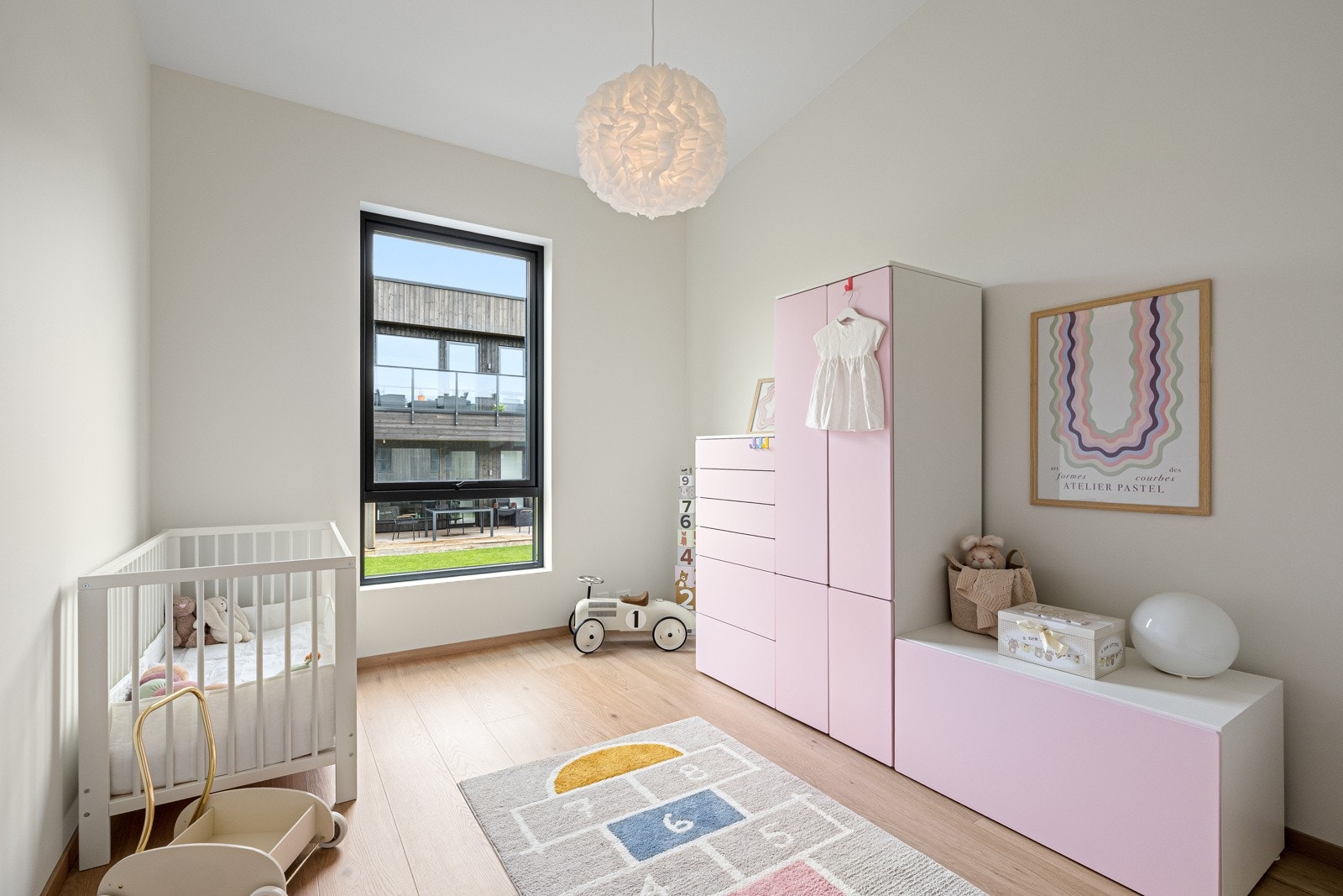 Hele fire soverom betyr mange valgmuligheter, og ved behov kan rommene benyttes som kontor, walk-in closet eller ekstra stue. Galleribilde