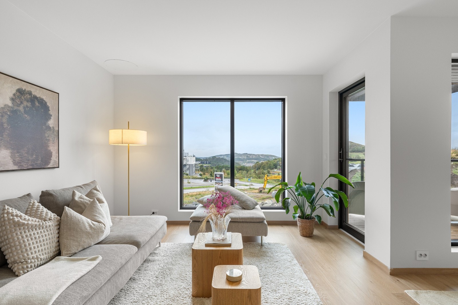 De nøytrale fargevalgene gjør det enkelt å sette sitt eget preg på interiøret, og stuen har en fleksibel utforming med plass til både langbord og sofagruppe hvor enn man måtte ønske. Galleribilde
