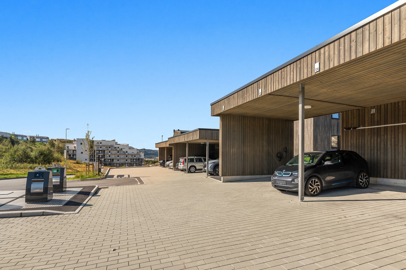 Boligen disponerer en fast carport i felles rekke, med god takhøyde og et areal på ca. 14 kvm. Carporten er oppgradert med elbillader Galleribilde