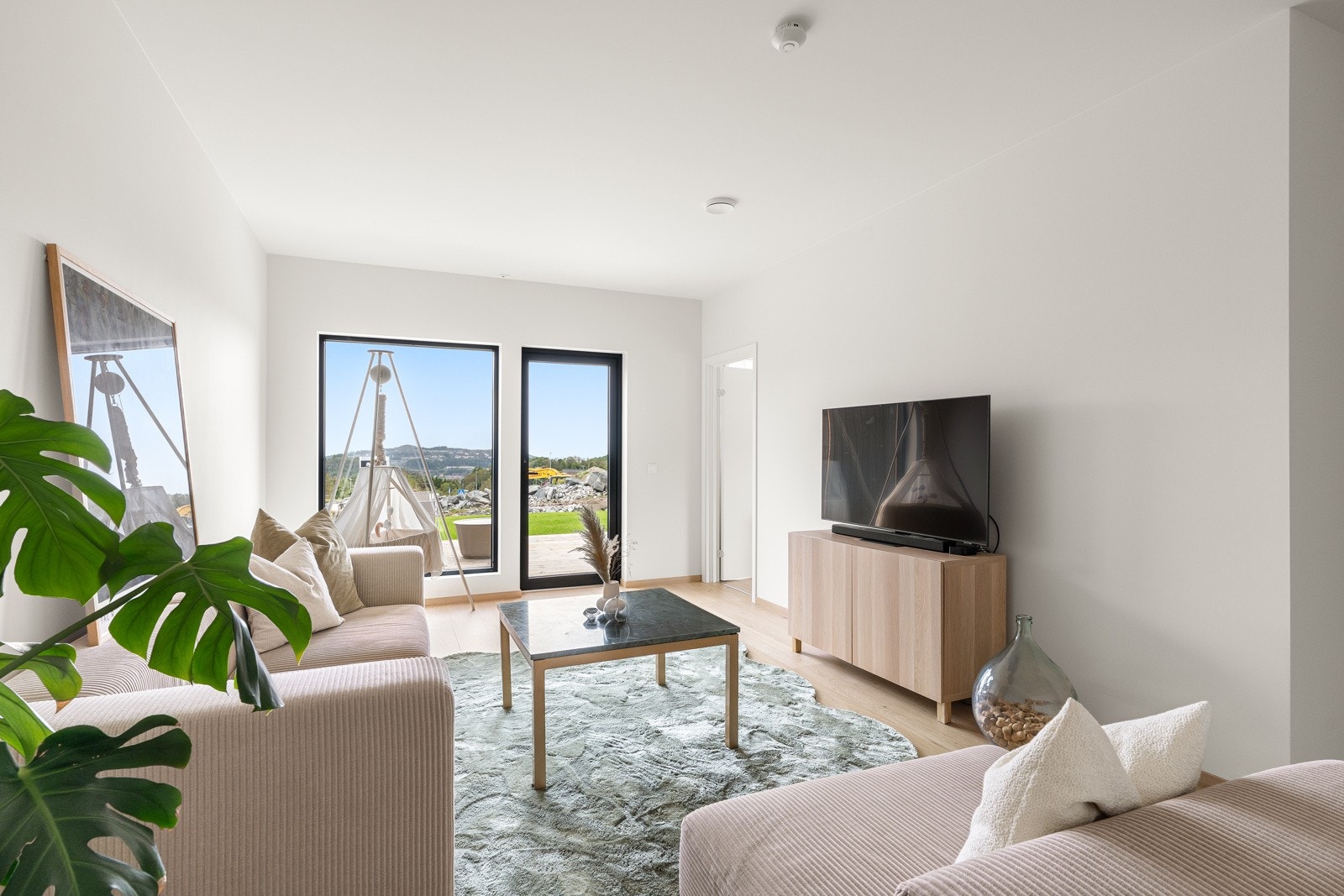 I underetasjen har boligen i tillegg enda en stor stue, et ekstra oppholdsrom for lek, vennebesøk og avslapning, eventuelt en perfekt gjestefløy. Galleribilde