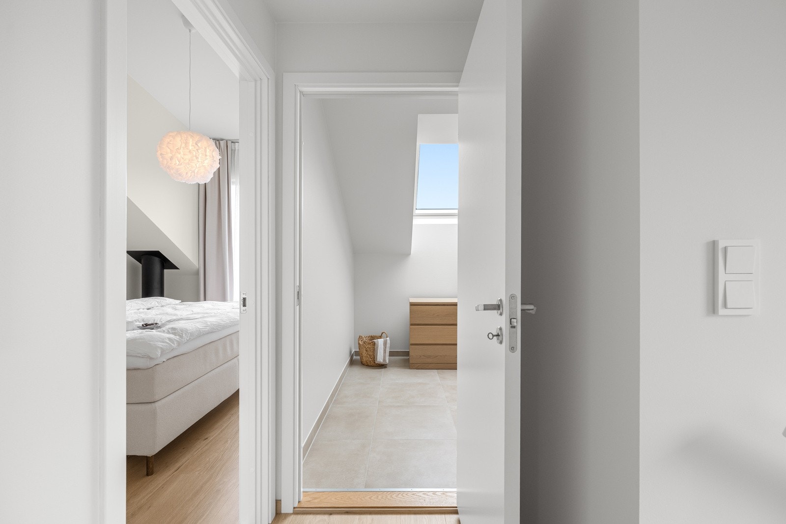 Planløsningen er praktisk, med et bad utenfor soverommene i 2. etasje, et kombinert bad/vaskerom i underetasjen og et ekstra wc-rom på hovedplanet. Galleribilde
