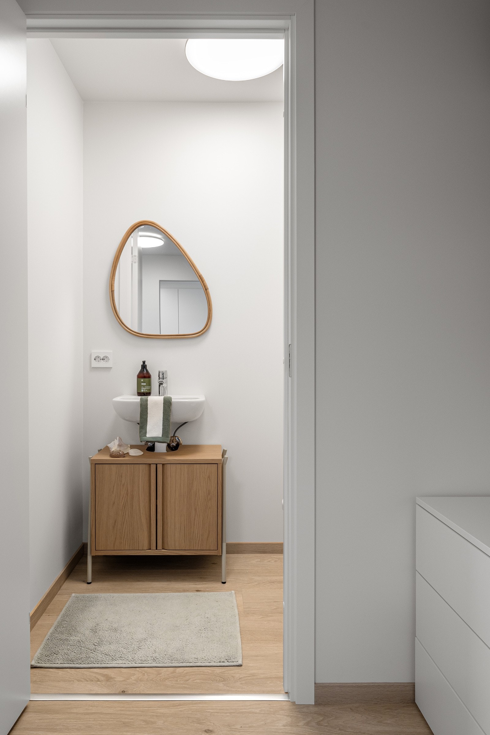 Utenom et vegghengt toalett har wc-rommet i 1. etasje en servant med tilhørende speil og underskap. Galleribilde