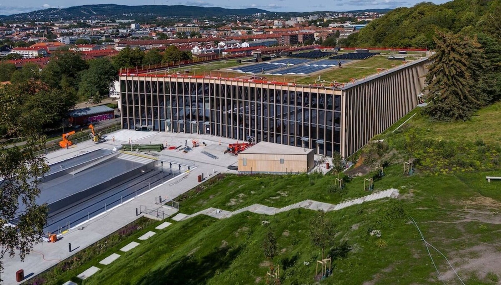 Nye Tøyenbadet som nærmeste nabo Galleribilde
