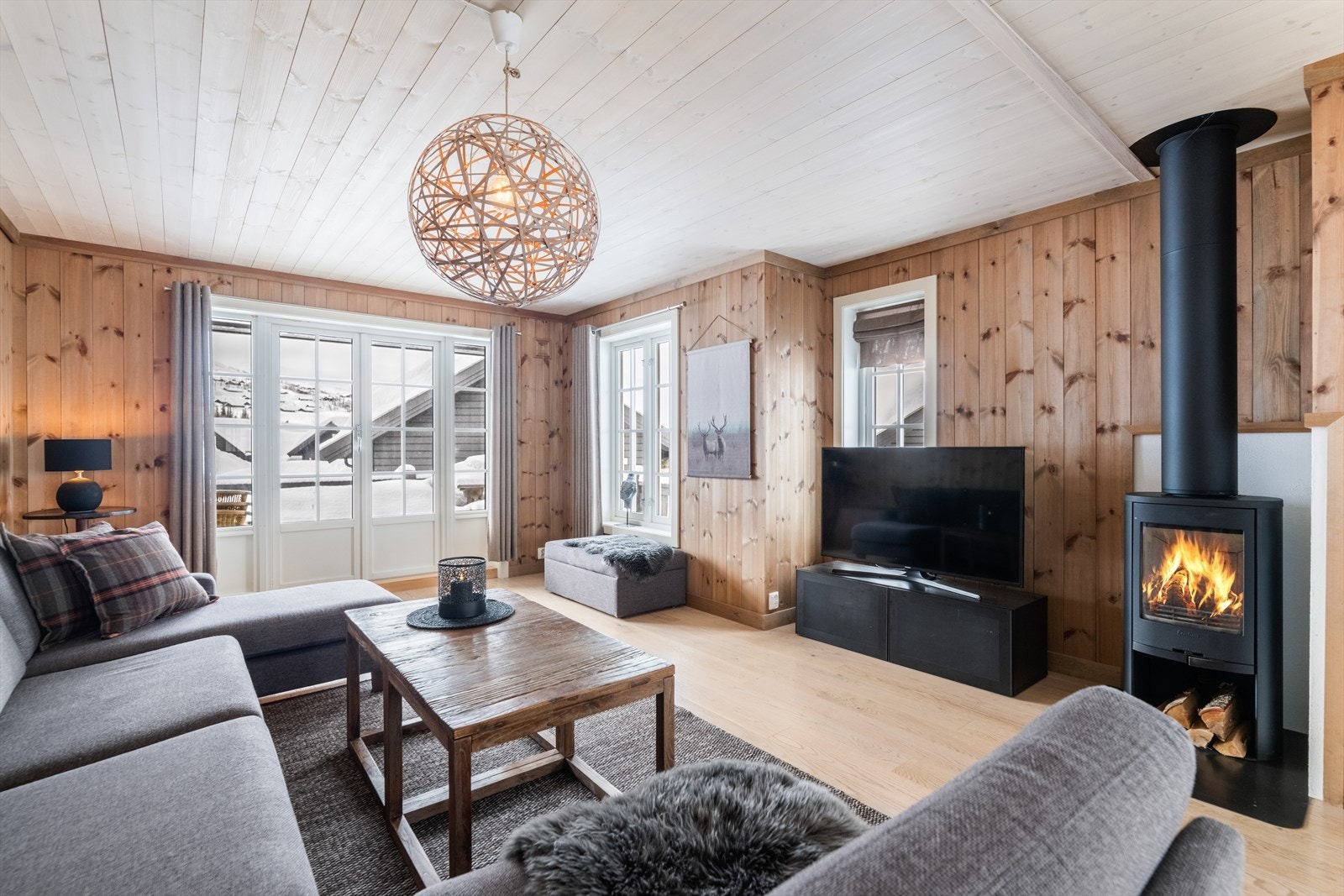 Fritidsboligen fremstår som en svært innbydende familiehytte fra 2017 med fin, effektiv planløsning og gjennomgående god standard. I fritidsboligen er det blant annet fire soverom, to bad og badstue. Selgers møblert. Galleribilde