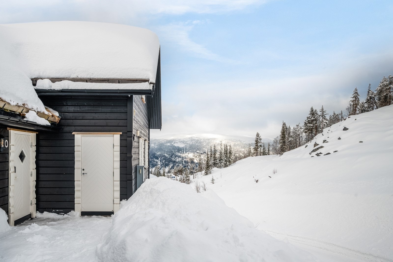 Ved inngangspartiet er det inngang til en praktisk utvendig bod på 4 kvm. Galleribilde