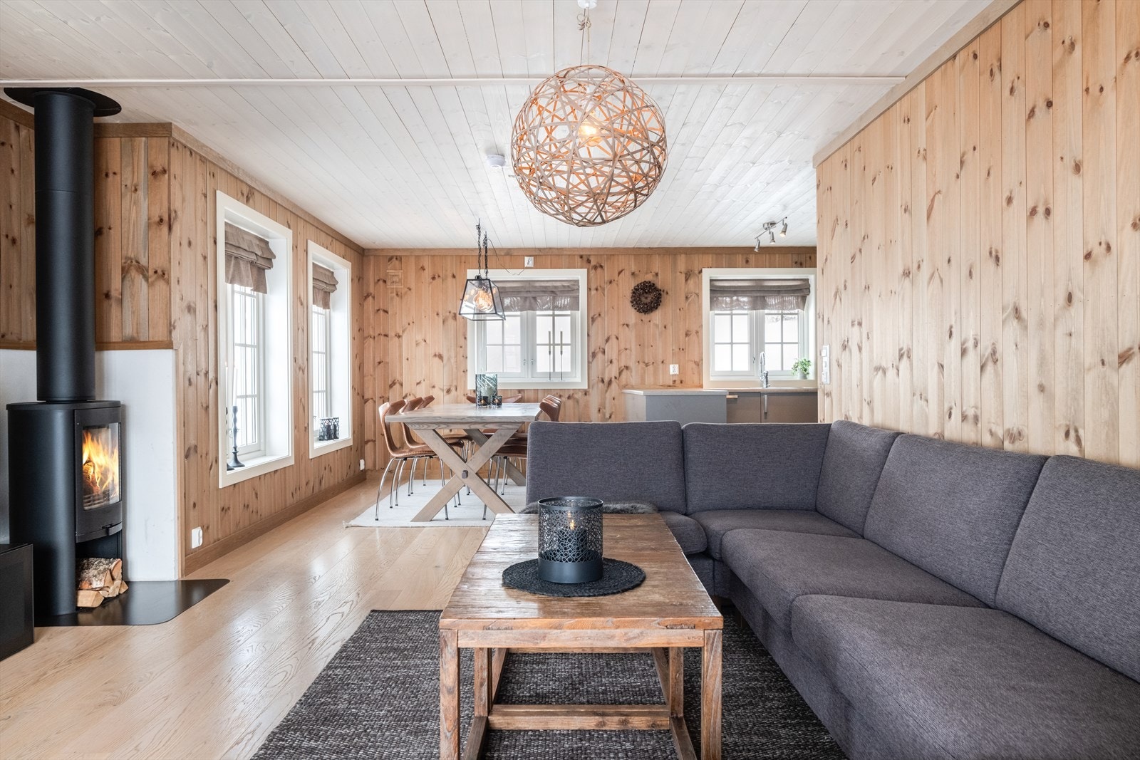 Fra stue er det åpen løsning mot spisestueplassen og kjøkkenet. Den koselige vedovnen kan nytes fra hele rommet. Galleribilde