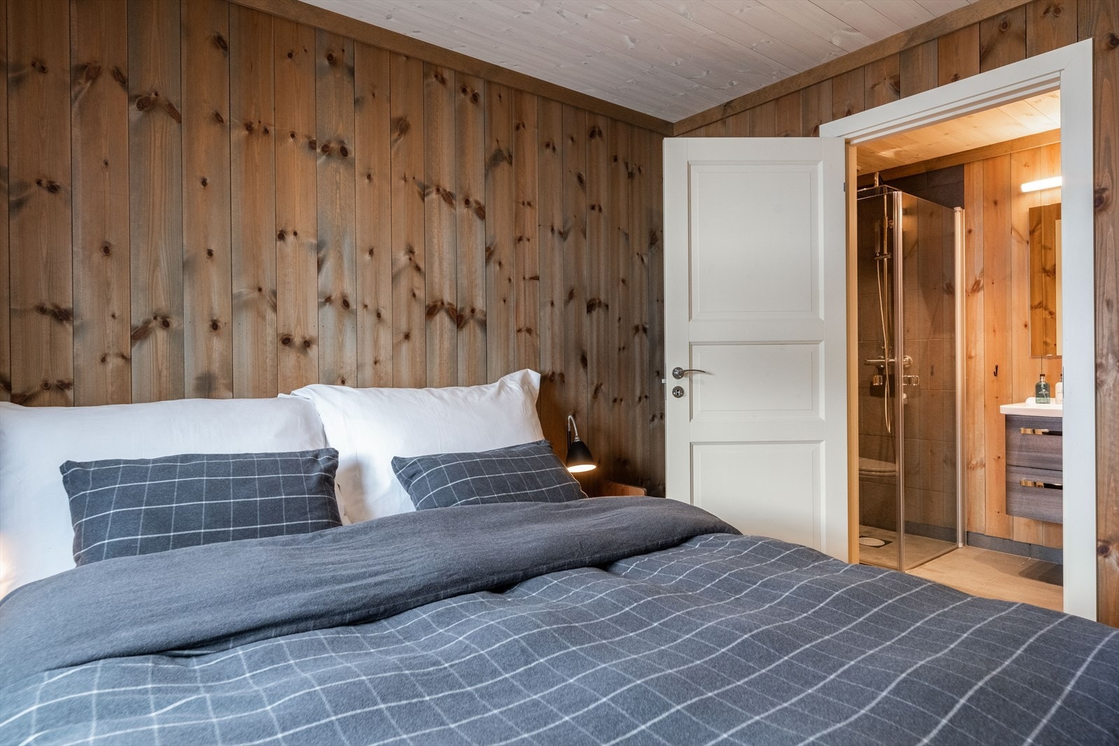 Med inngang fra hovedsoverommet ligger et av fritidsboligens to flotte bad. Galleribilde