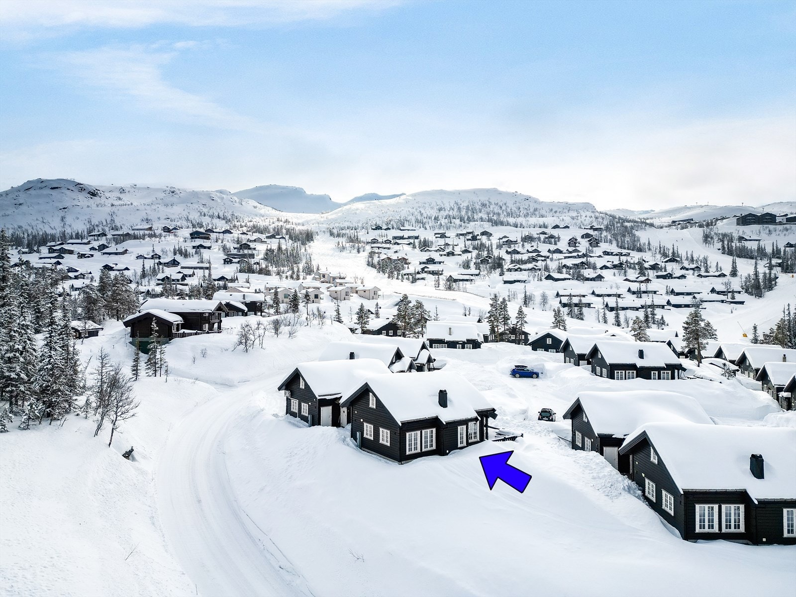 På Gaustablikk finner du Gaustablikk høyfjellshotell og Den Lykkelige Sportsmann Gjestehus med afterski og servering. Ved Gaustablikk skisenter er det skiutleie, afterski og restaurant, Sport1-butikk og en koselig kolonial. Galleribilde