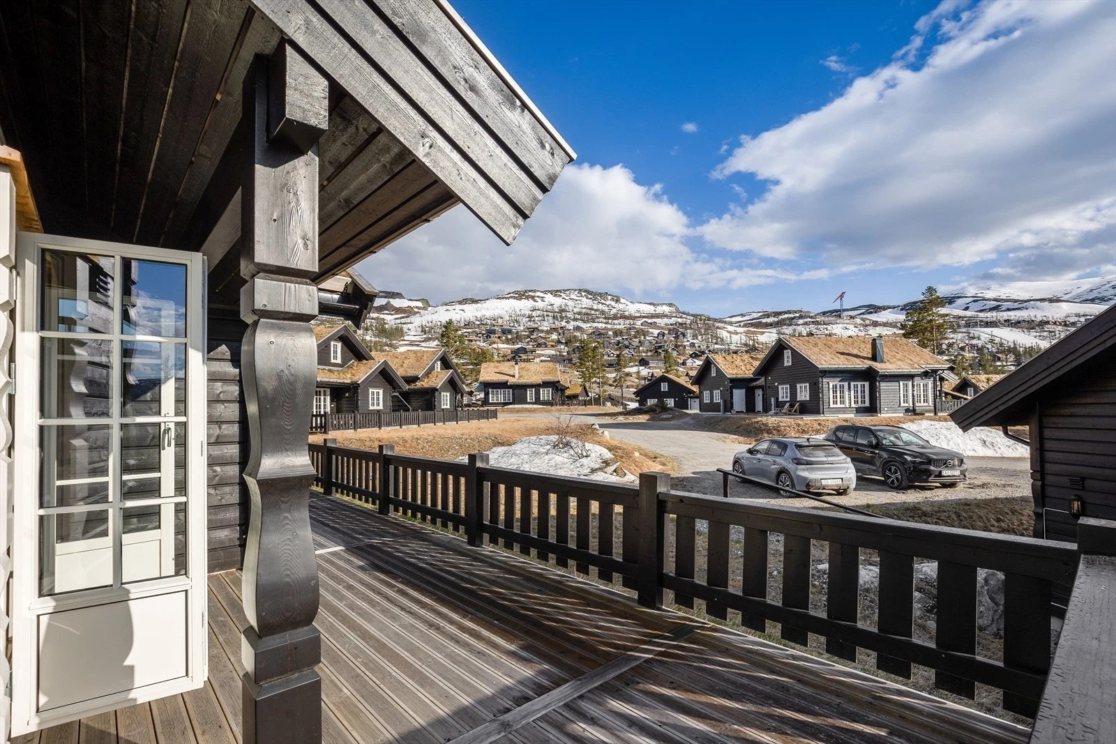 Via en flott to-fløyet verandadør i glass er det inngang til stuen. Terrassen har god plass til diverse utemøblement. Galleribilde