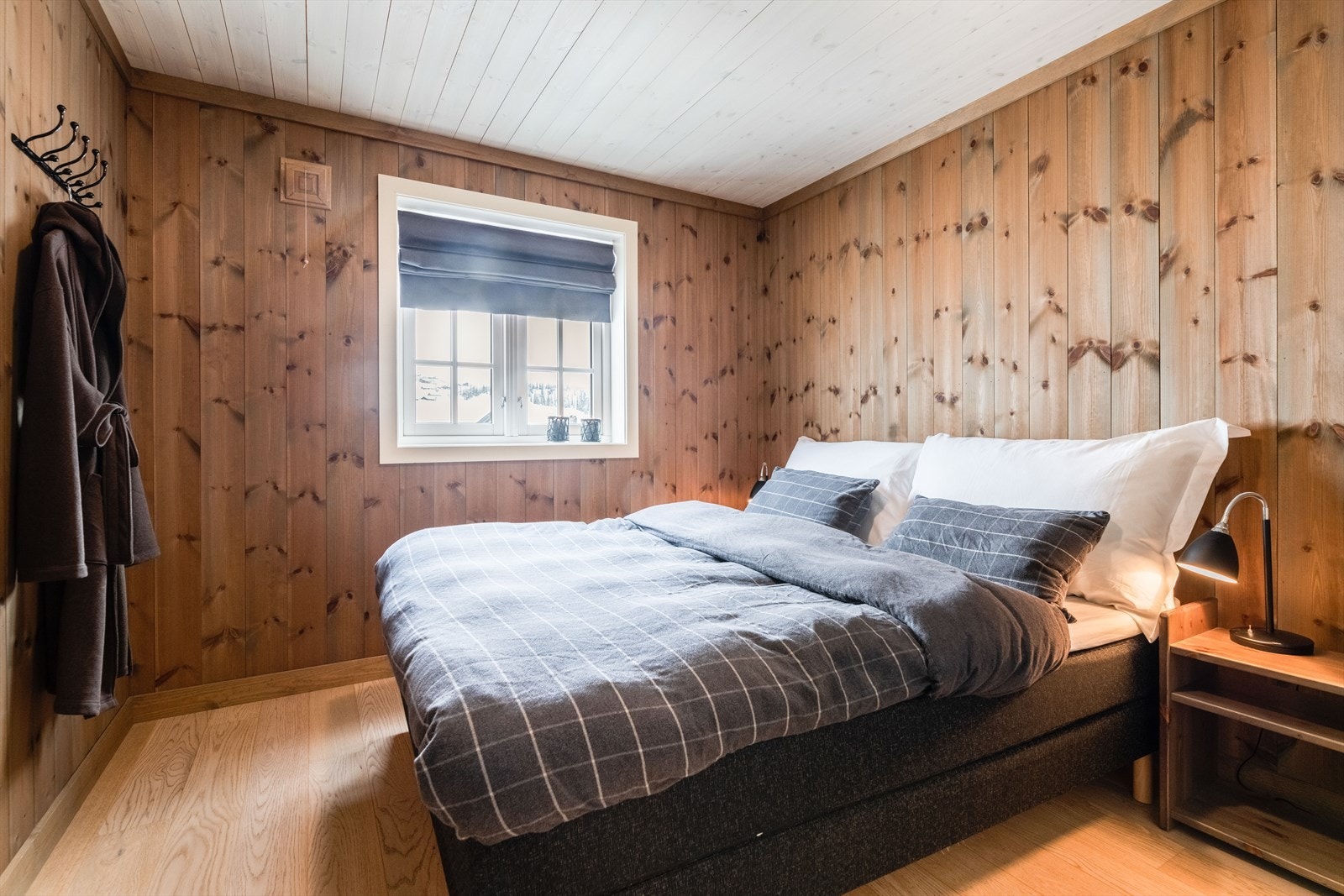 I fritidsboligen er det fire soverom og til sammen ti sengeplasser. Soverommene er fordelt med to i hver etasje. Galleribilde