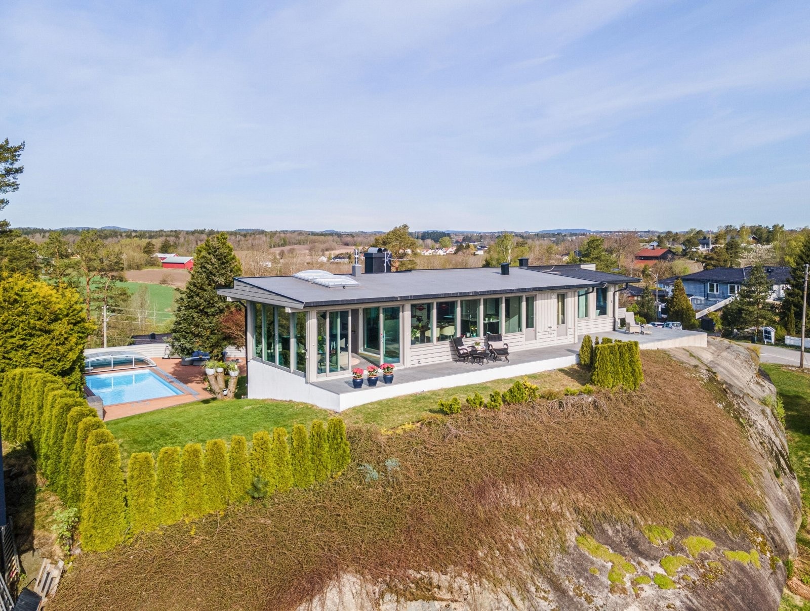 Eiendommen kan skilte med sol fra morgen til kveld! Galleribilde