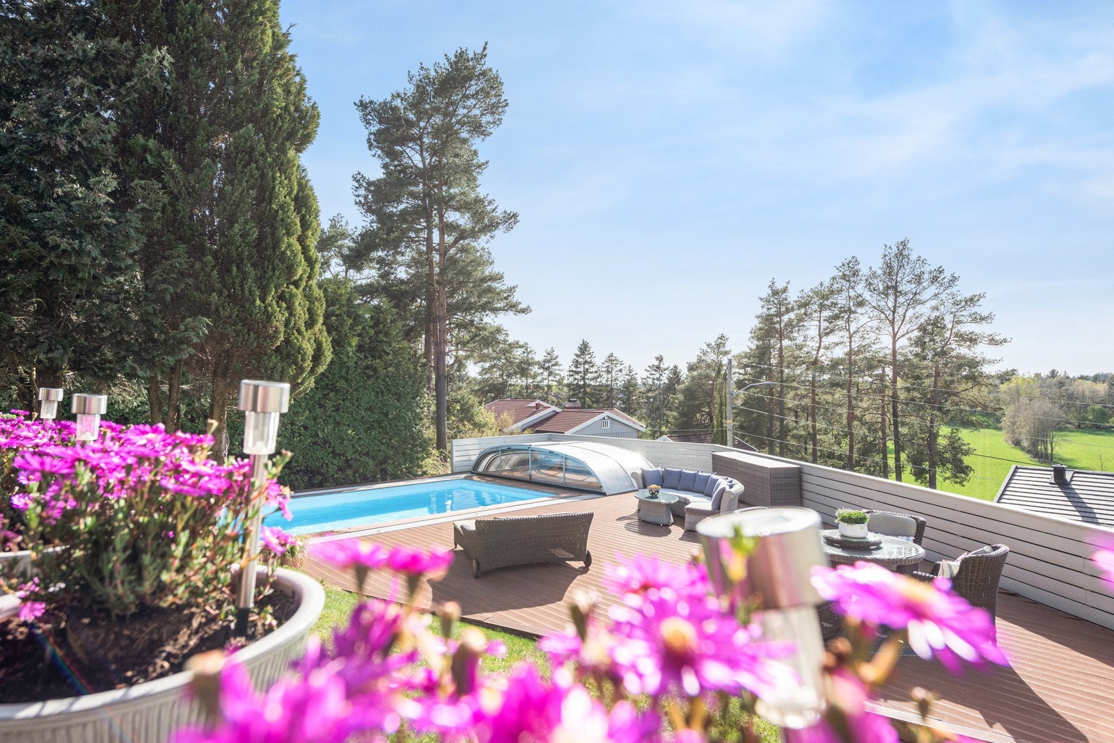 Flott utsikt ned mot bassengområdet Galleribilde