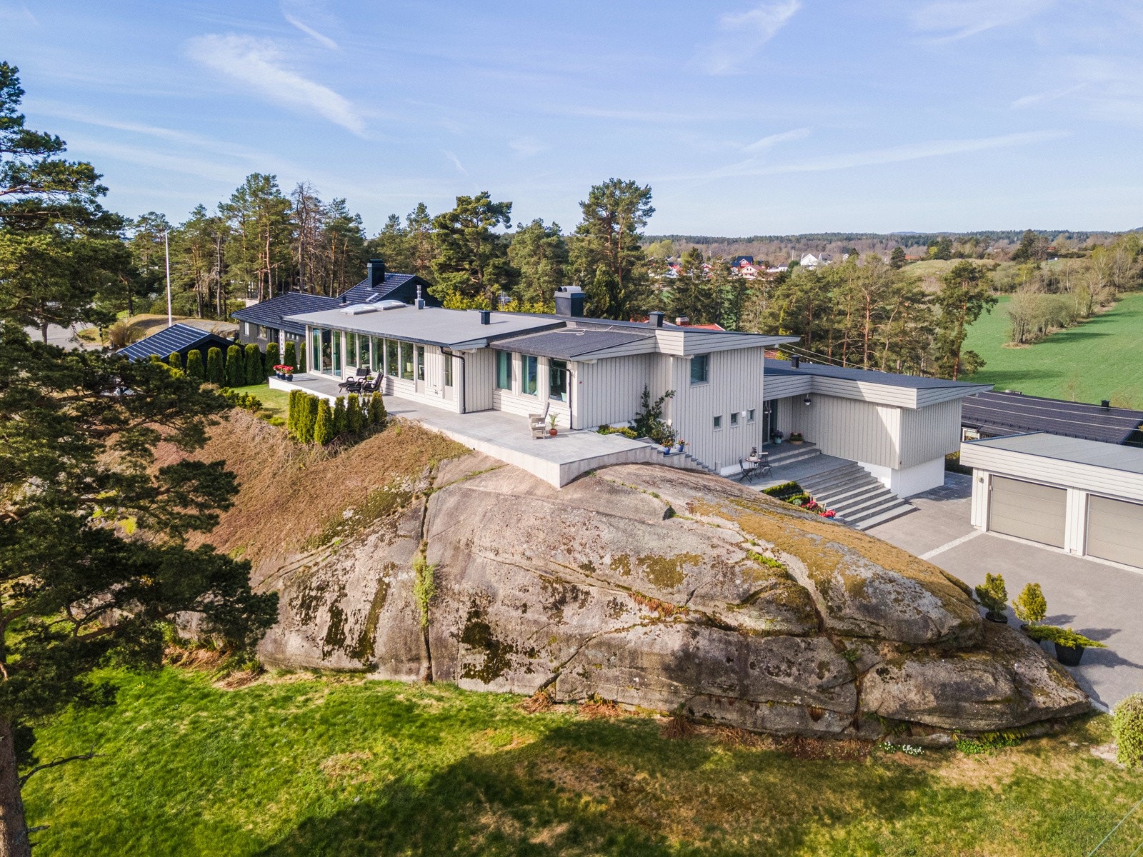 Stor gårdsplass med 3 plasser Galleribilde