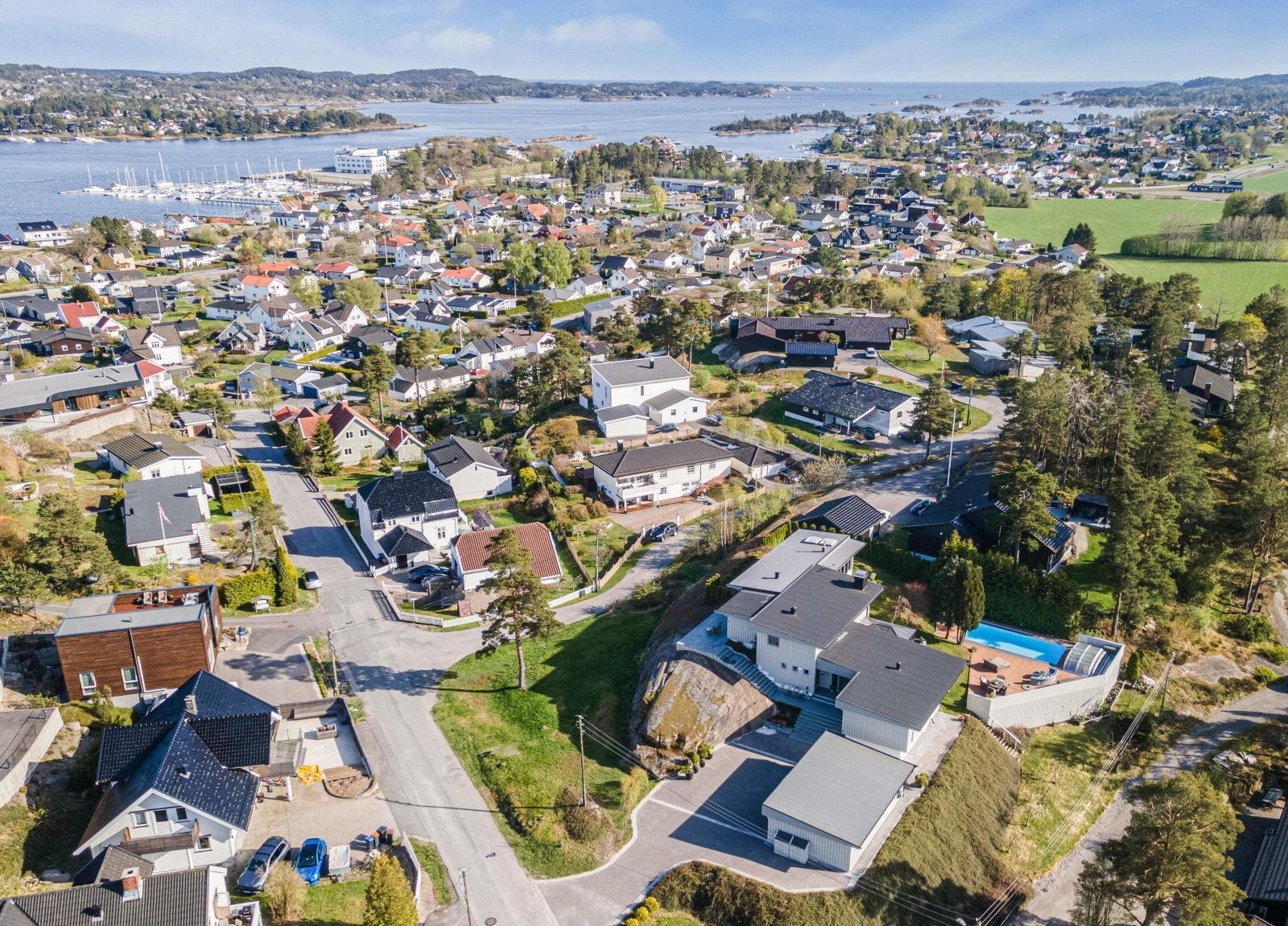 Området ligger syd for byen og er en meget populær bydel for spesielt barnefamilier Galleribilde