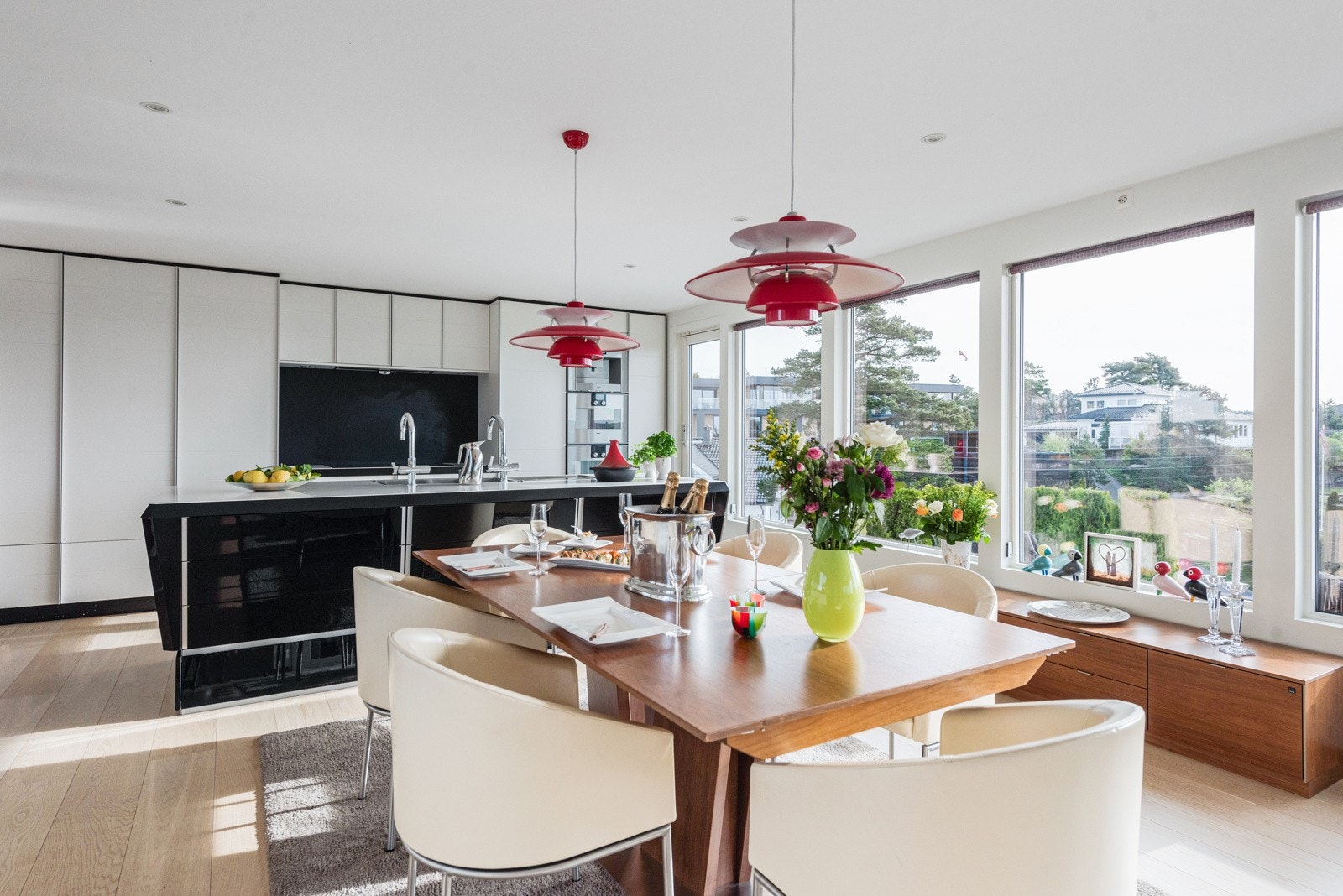 Lyse rom og store vinduer i boligen gjør huset lyst og trivelig Galleribilde