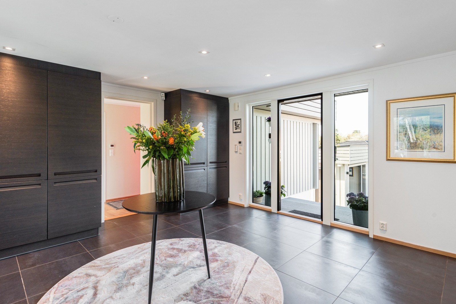 Hallen er navet i 1. etg og her kommer man inn til vaskerom, innredet rom med bad og soveromsavdeling med 3 soverom og 2 bad Galleribilde