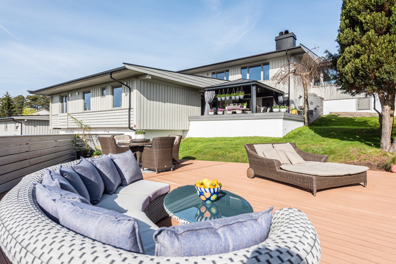 God plass til ønsket utemøblement Galleribilde