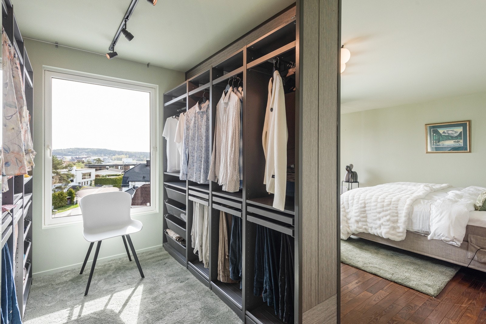 På hovedplan er hovedsoverommet Galleribilde