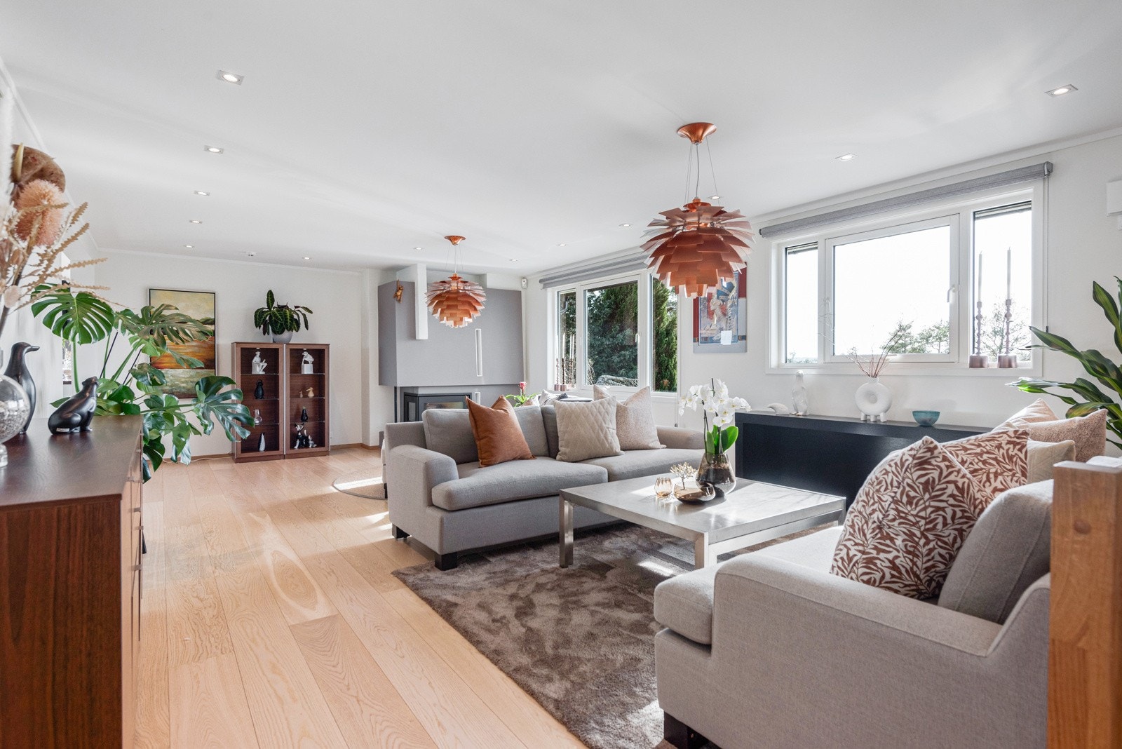 Romslig stue med flott gulv Galleribilde