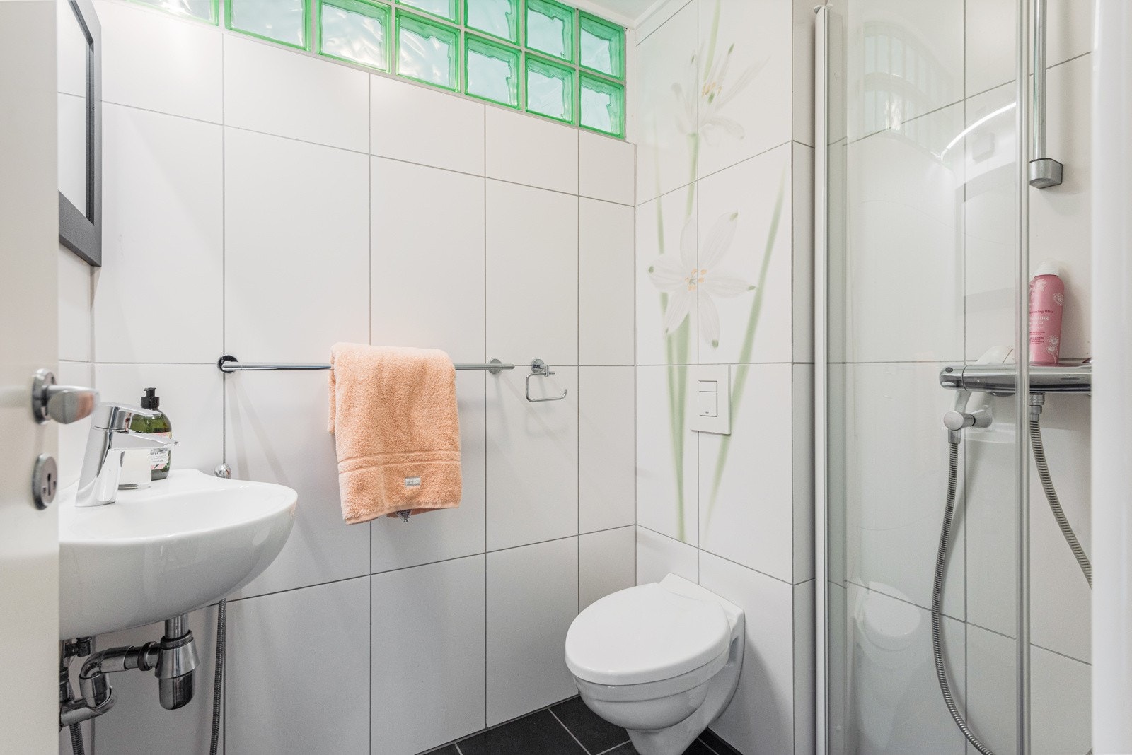 Bad i soveromsgangen for 2 soverom Galleribilde