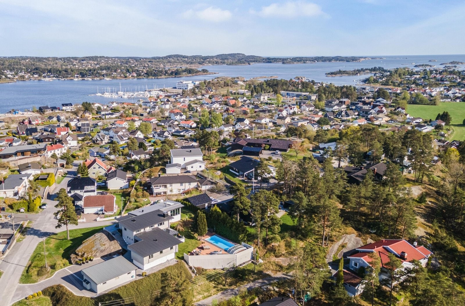 Nydelig beliggenhet på toppen av en kolle med utsikt mot sjøen og lang kveldsol med utsikt mot marka i vest Galleribilde