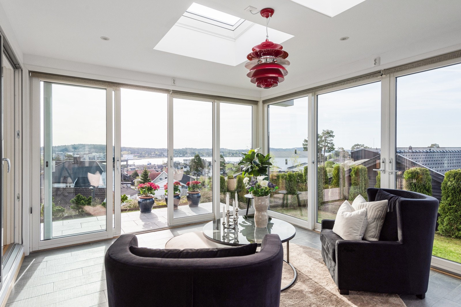 Sommerstue med utsikt mot sjøen Galleribilde