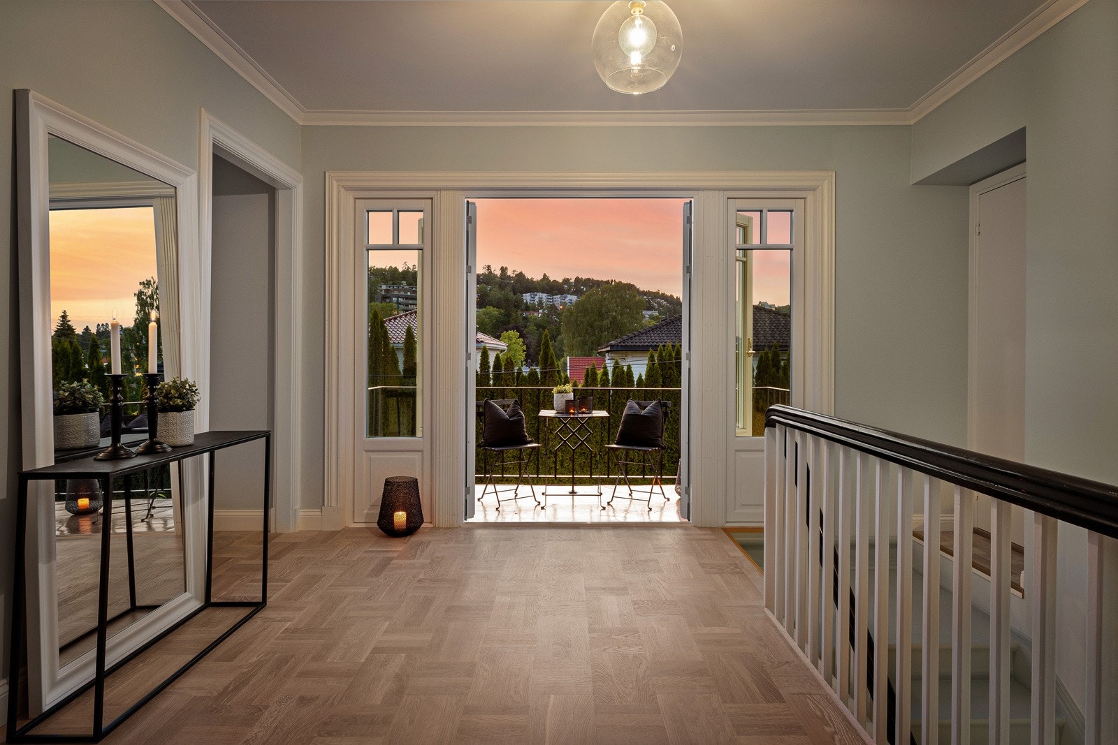 Her er det også en balkong med kveldssol Galleribilde