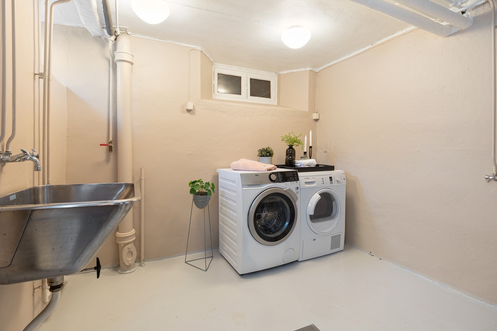 Videre er det vaskerom, kontor/bod, hall, teknisk rom og flere boder Galleribilde