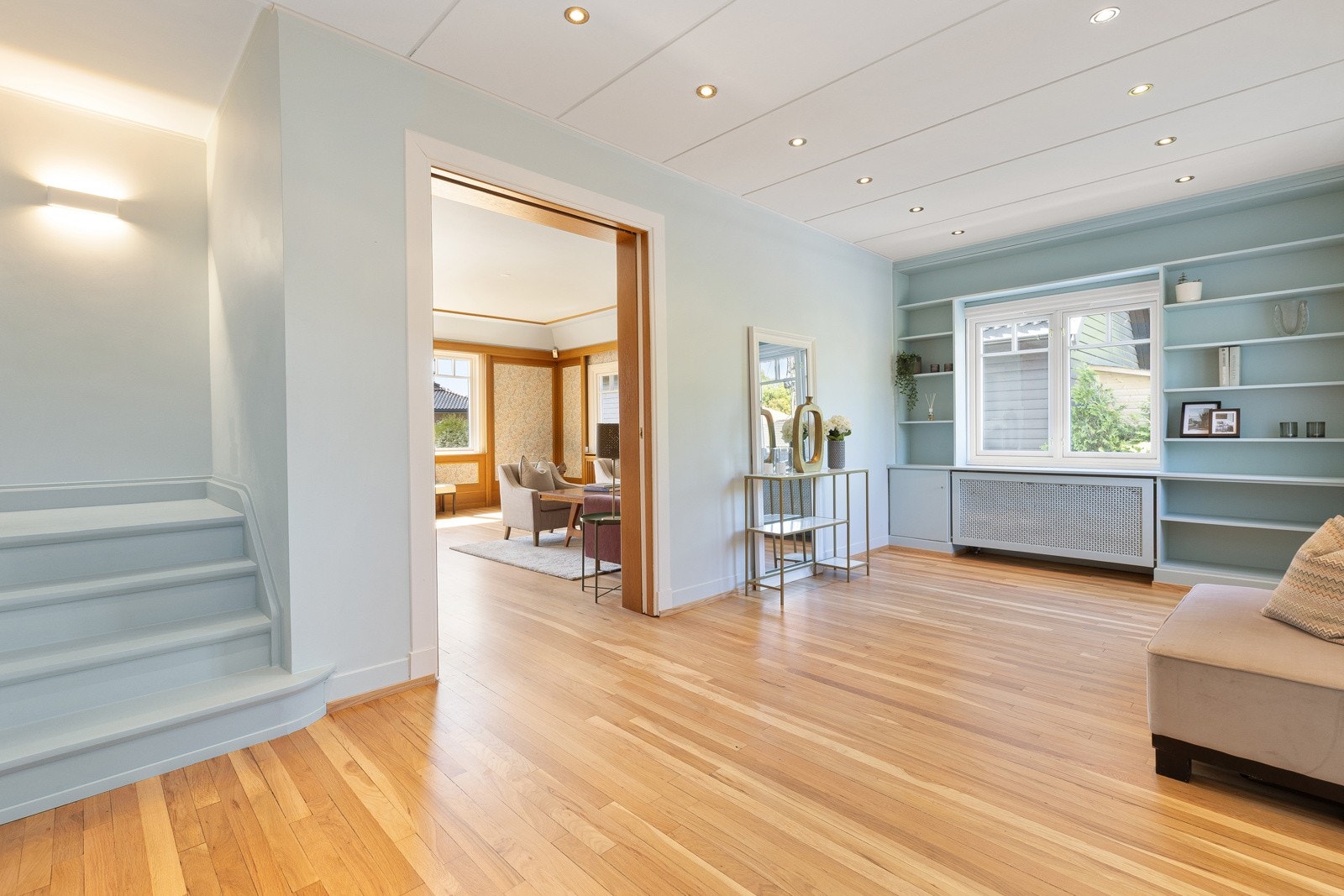 Velkomsthall av god størrelse. Her kan en ha mer garderobe, flygel, hva enn du ønsker Galleribilde