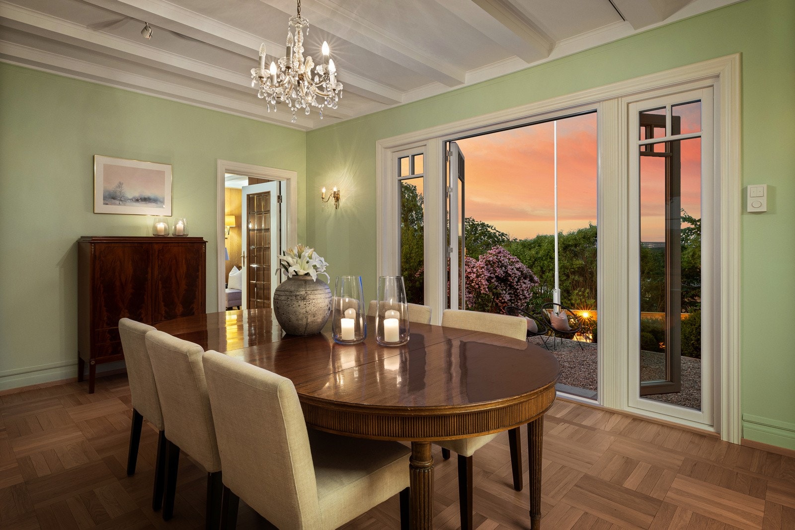 Spisestuen ligger i direkte tilknytning til stuen og har god plass til langbord. Fra spisestuen har du tilgang til adskilt kjøkken Galleribilde